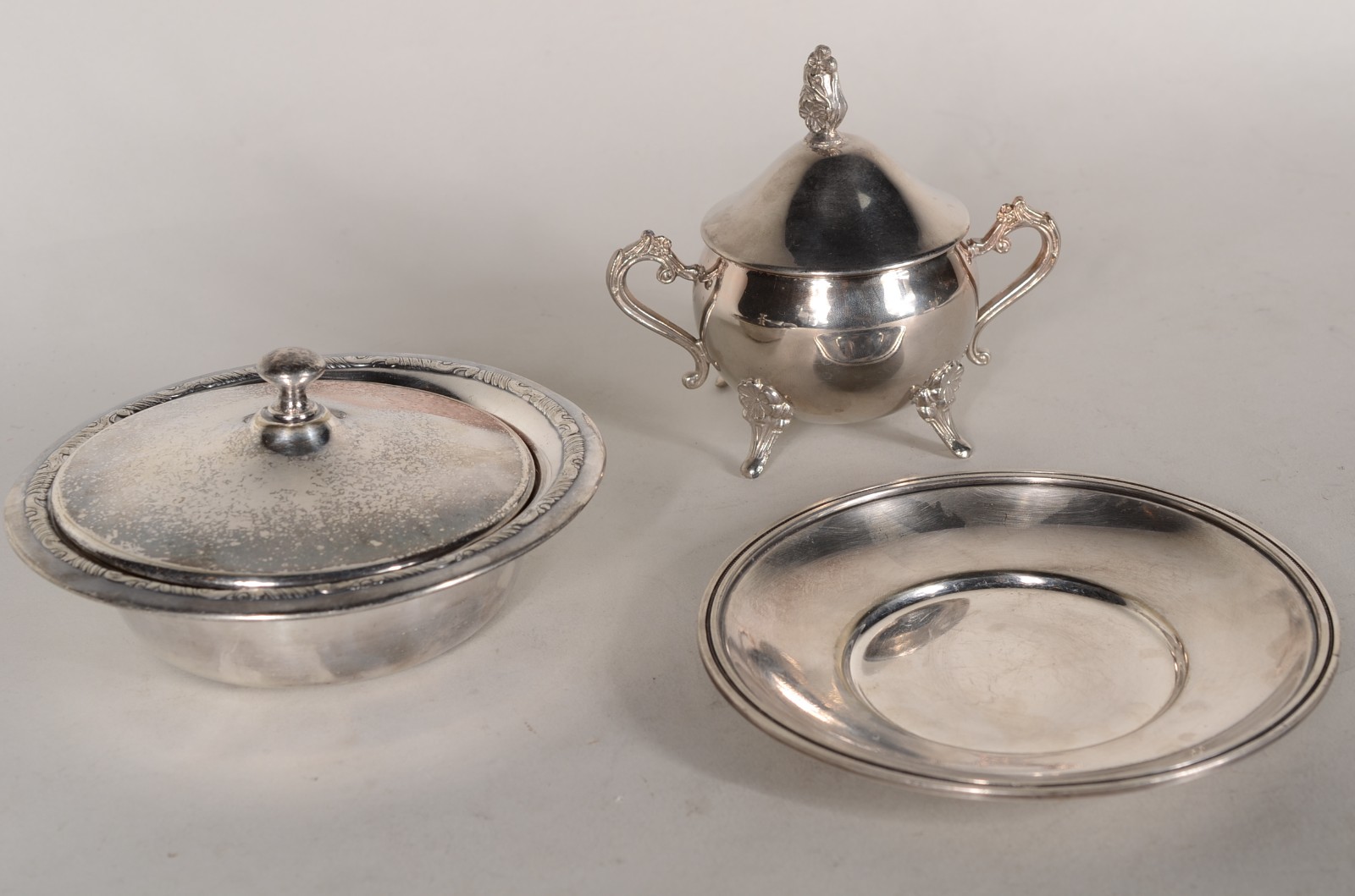 Diversas peças de metal, sendo: 5 bowls gomado com monograma... - foto 5 de 9