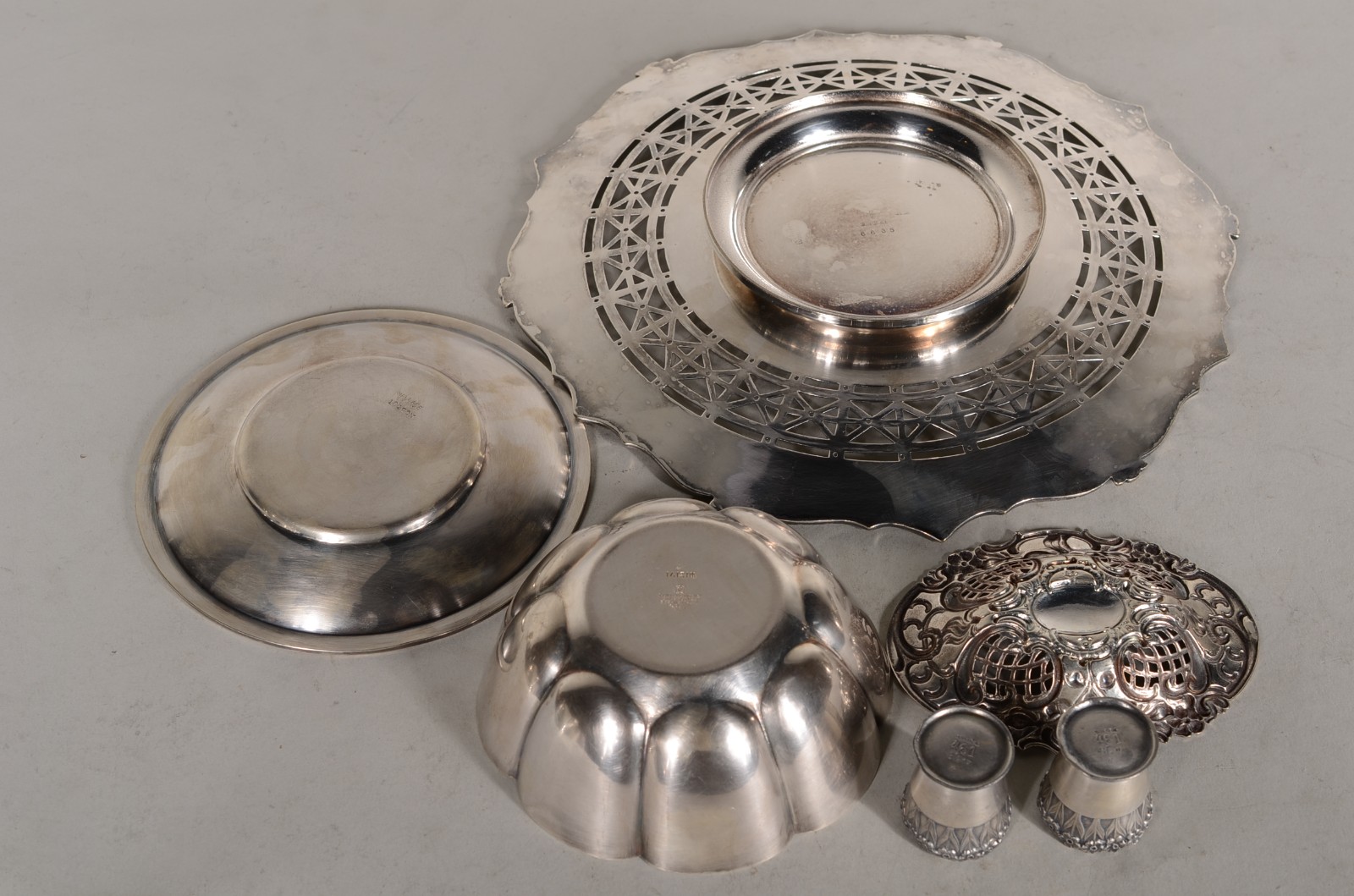 Diversas peças de metal, sendo: 5 bowls gomado com monograma... - foto 7 de 9
