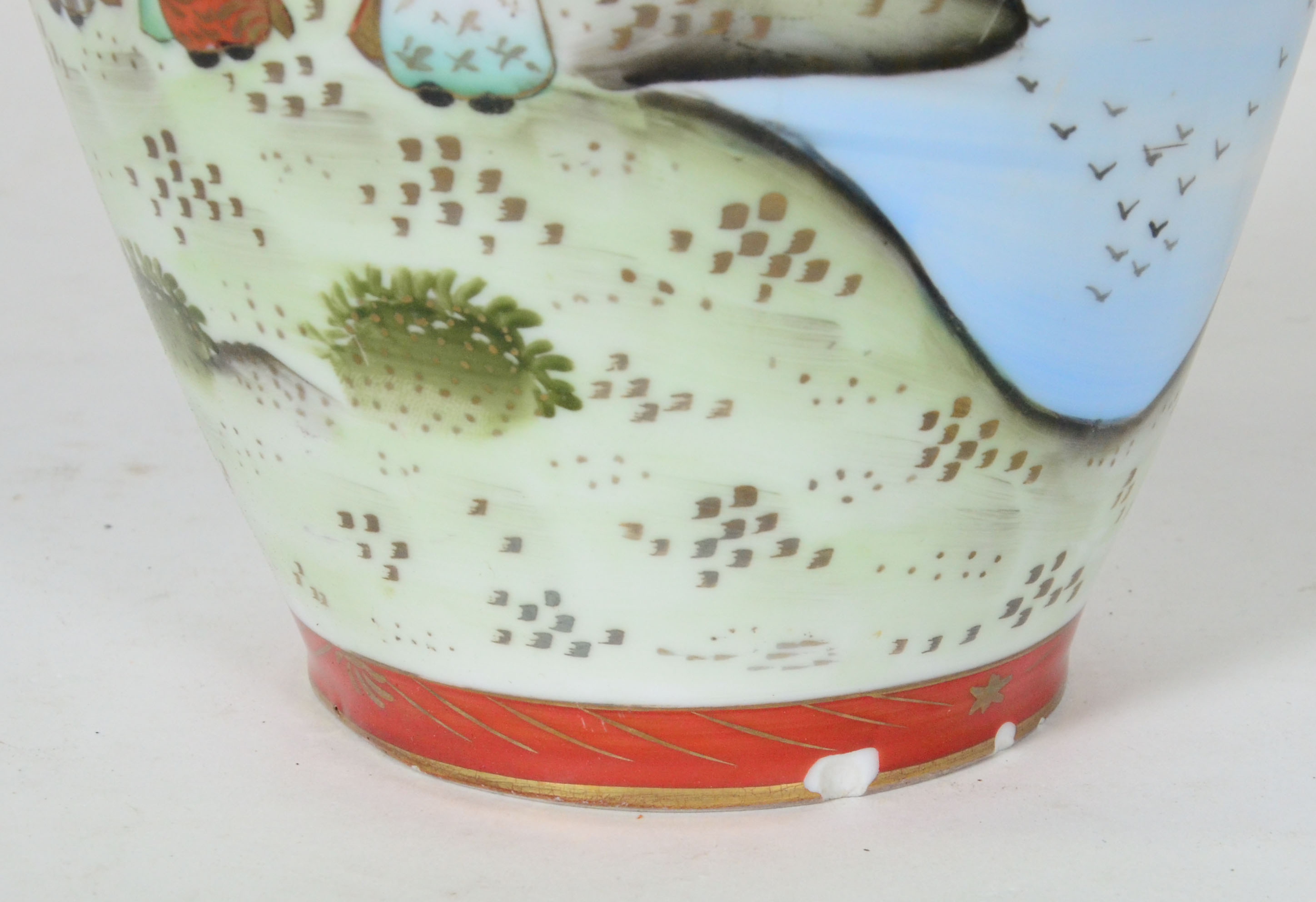 Vaso de porcelana japonesa decorado com gueixas em policromia... - foto 3 de 4