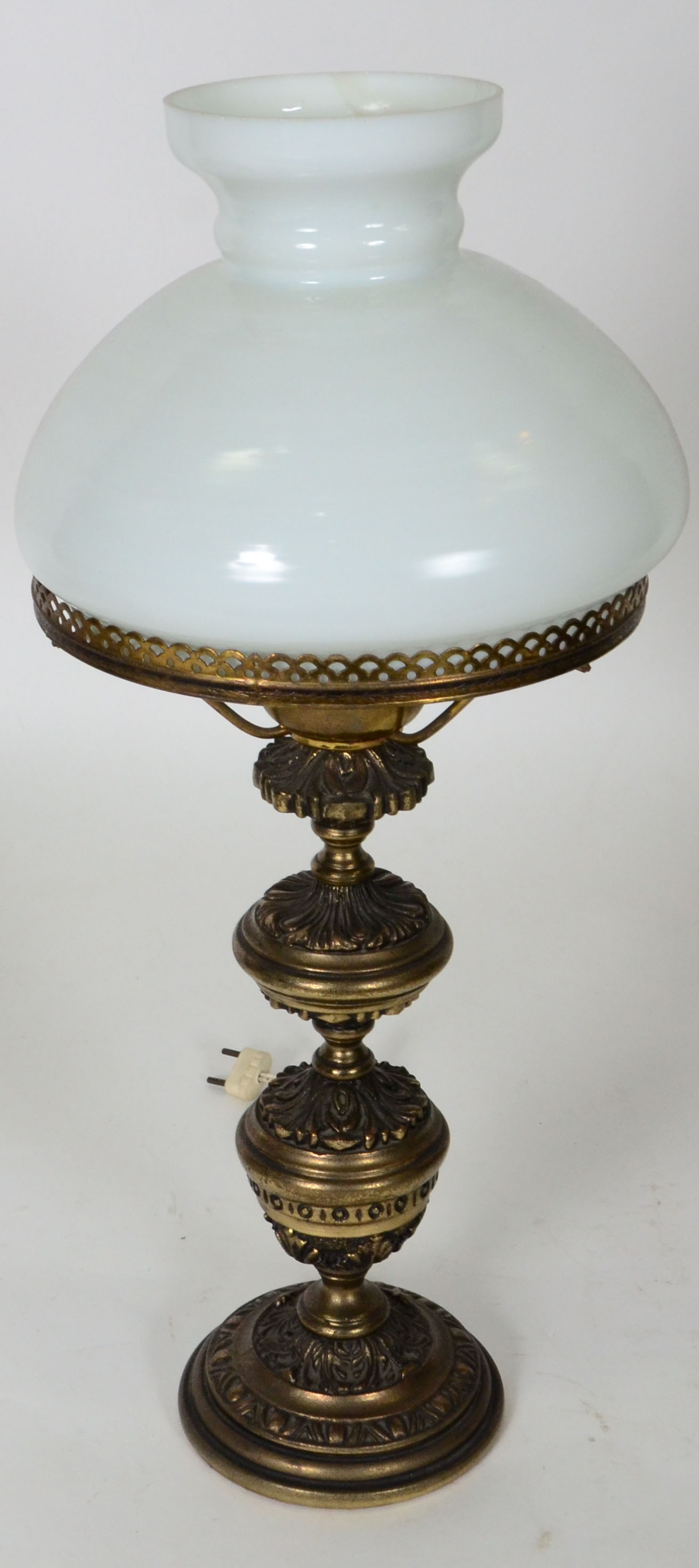 Abatjour de metal dourado com cúpula de vidro branco opalinado. - foto 2 de 2