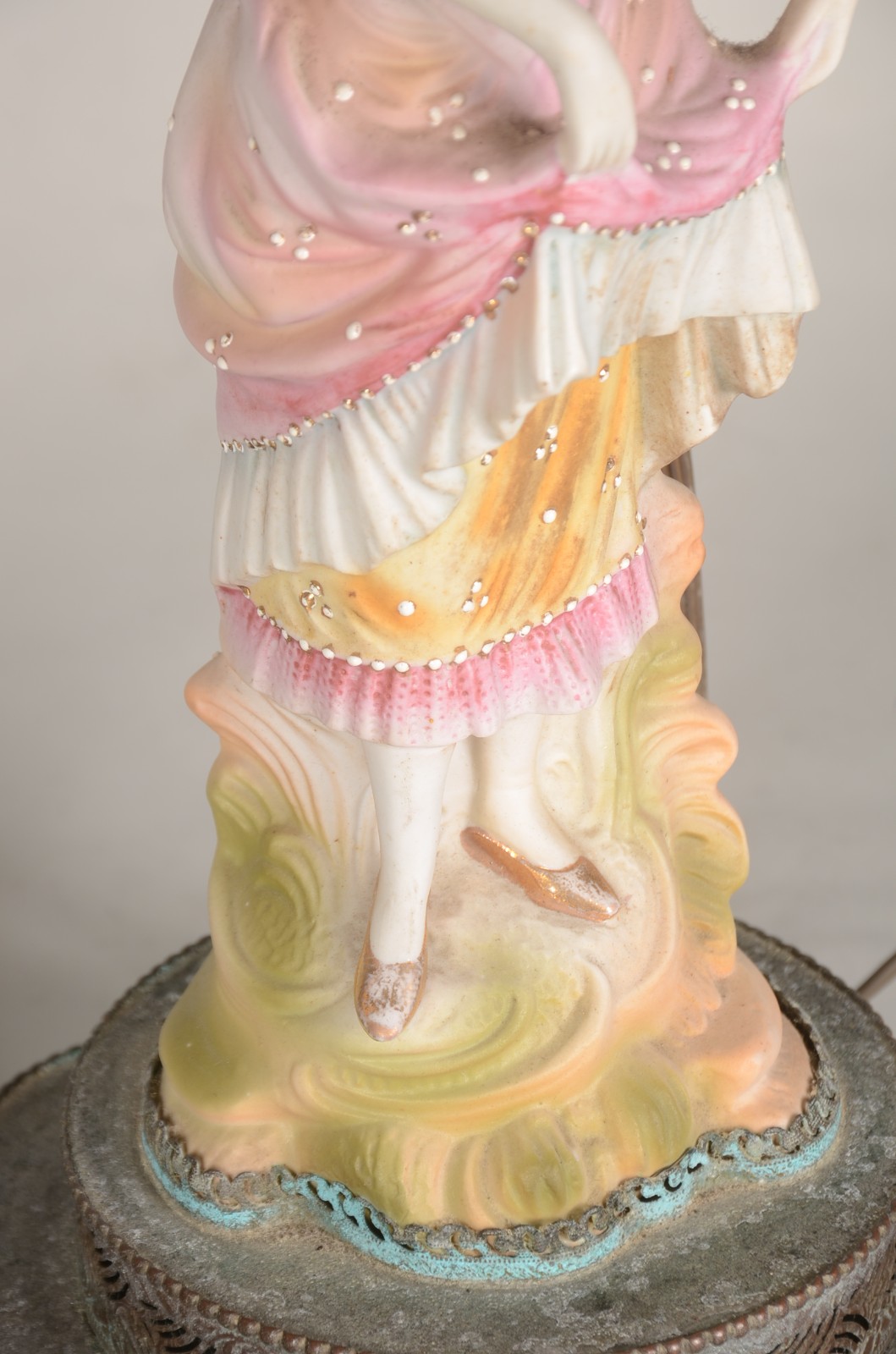 Par de abatjoures de porcelana representado casal de camponeses em... - foto 5 de 7