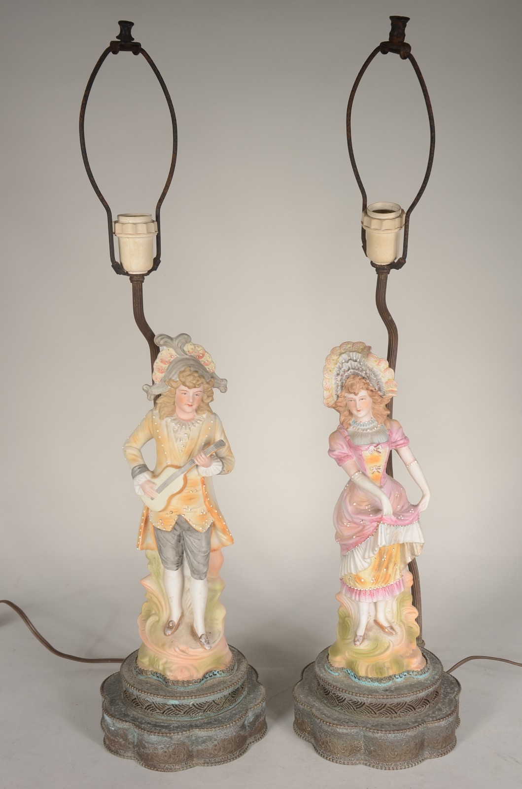 Par de abatjoures de porcelana representado casal de camponeses em... - foto 6 de 7