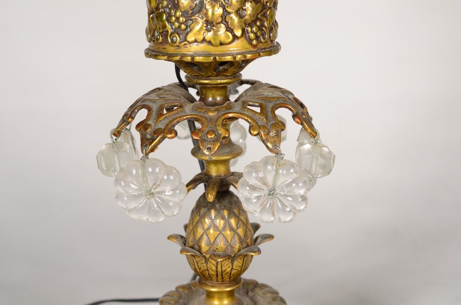 Par de luminárias de metal dourado e mangas de cristal lapidado. - foto 2 de 7