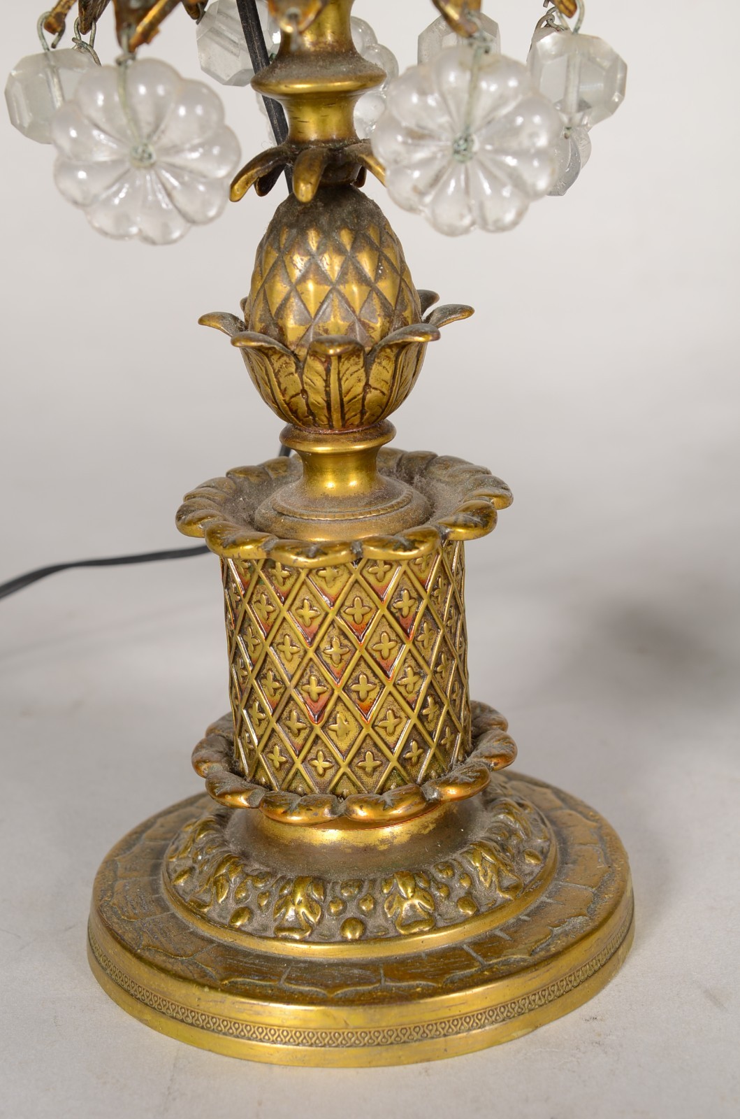 Par de luminárias de metal dourado e mangas de cristal lapidado. - foto 3 de 7