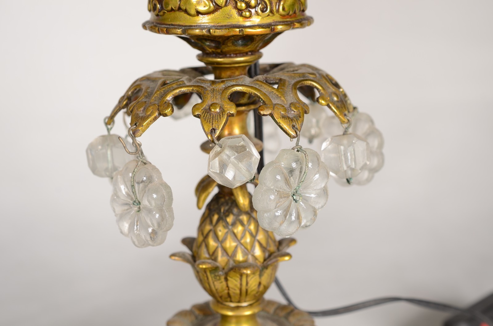Par de luminárias de metal dourado e mangas de cristal lapidado. - foto 4 de 7