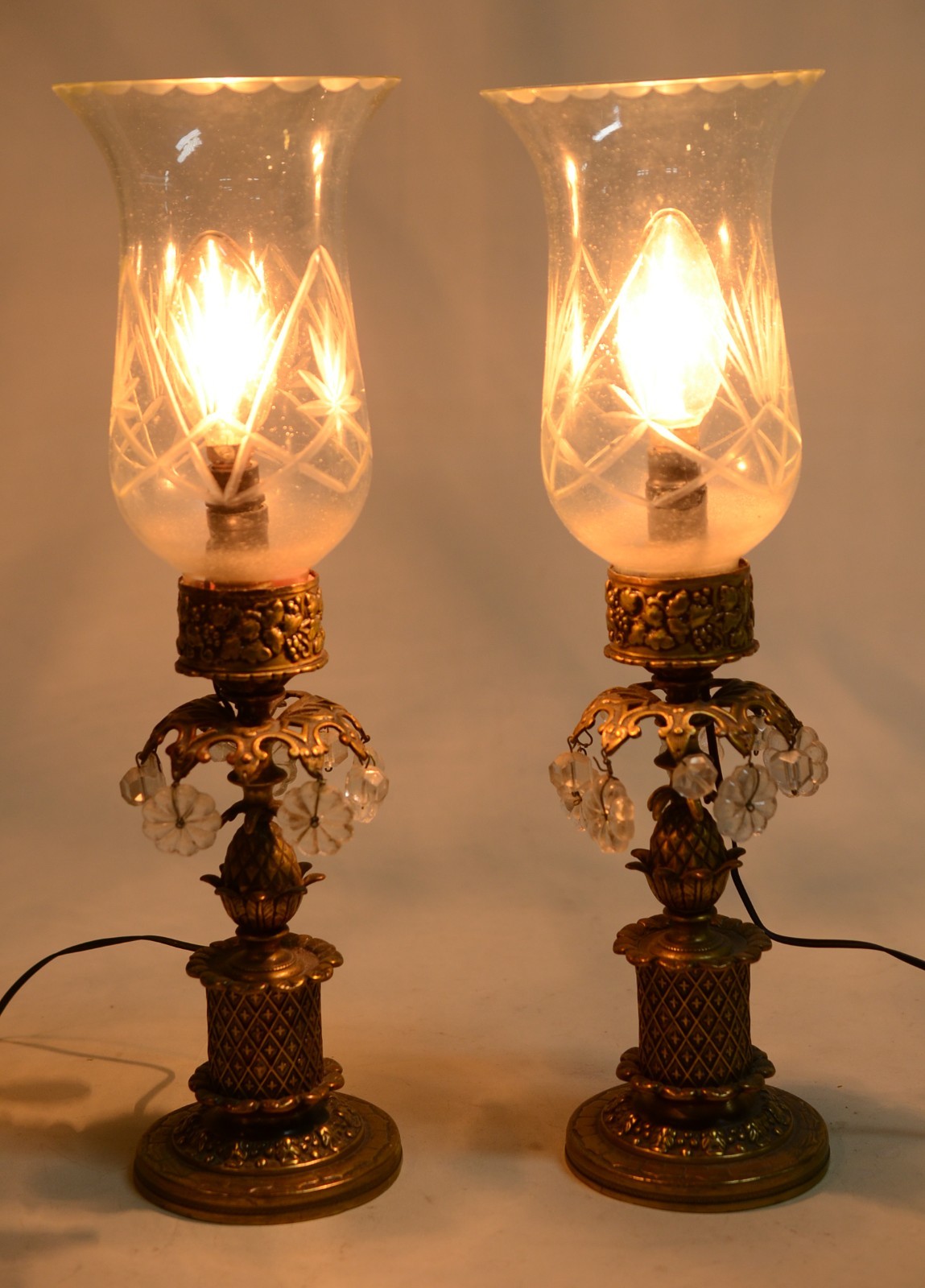 Par de luminárias de metal dourado e mangas de cristal lapidado. - foto 7 de 7