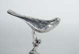Paliteiro de prata representando pássaro sobre ... - Paliteiro de prata representando pássaro sobre galho . Peso da prata: 390 g. (Por motivos de segurança a peça não se encontra na loja).