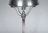 Abatjour de prata portuguesa contraste Javali, ... - Abatjour de prata portuguesa contraste Javali, base em forma de coluna com borda perolada, cúpula cinzelada com guirlandas florais. Pequenos ama...