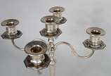 Par de candelabros de prata contraste 800 mls. ... - Par de candelabros de prata contraste 800 mls. para 5 velas cada, base oitavada. Peso da prata: 1350 g. Uma das hastes esta quebrada. (Por motiv...