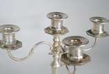 Par de candelabros de prata contraste 800 mls. ... - Par de candelabros de prata contraste 800 mls. para 5 velas cada, base oitavada. Peso da prata: 1350 g. Uma das hastes esta quebrada. (Por motiv...