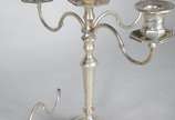 Par de candelabros de prata contraste 800 mls. ... - Par de candelabros de prata contraste 800 mls. para 5 velas cada, base oitavada. Peso da prata: 1350 g. Uma das hastes esta quebrada. (Por motiv...