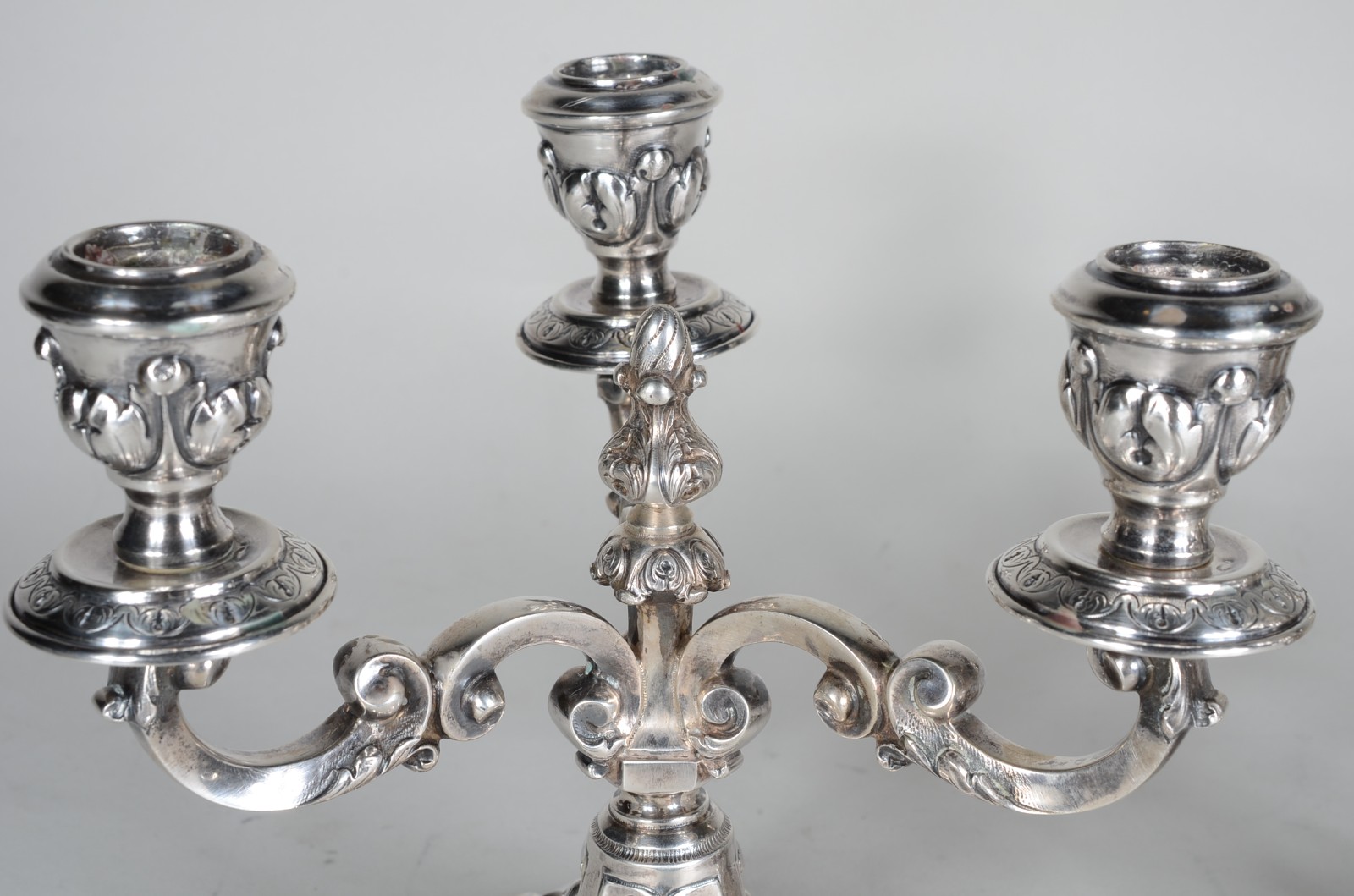 Par de candelabros de prata contrastada para 3 velas cada, pés em... - foto 2 de 10