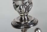 Par de candelabros de prata contrastada para 3 ... - Par de candelabros de prata contrastada para 3 velas cada, pés em forma de concheados. Peso da prata: 1280 g. (Por motivos de segurança a peça n...