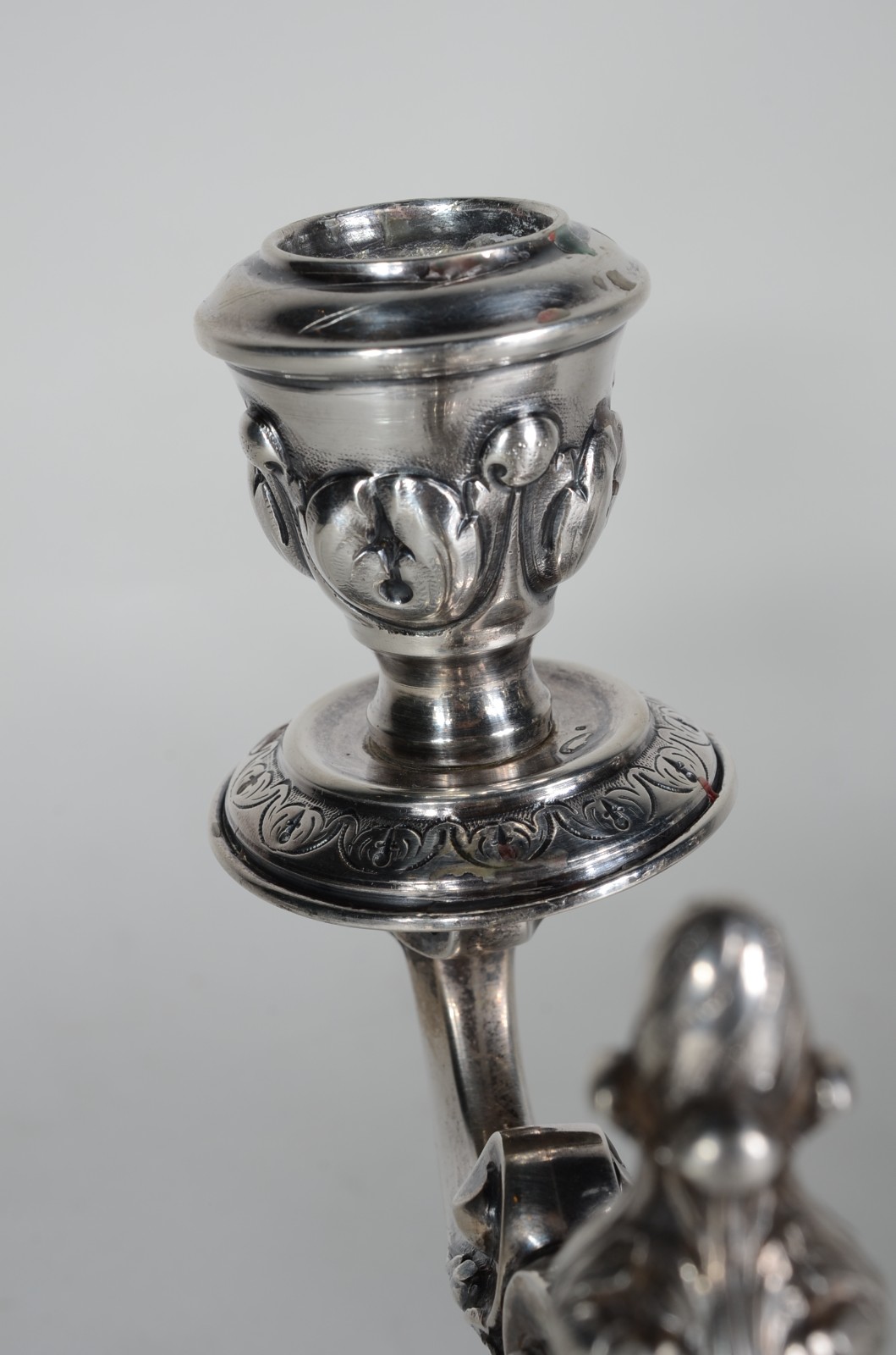 Par de candelabros de prata contrastada para 3 velas cada, pés em... - foto 5 de 10