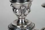 Par de candelabros de prata contrastada para 3 ... - Par de candelabros de prata contrastada para 3 velas cada, pés em forma de concheados. Peso da prata: 1280 g. (Por motivos de segurança a peça n...