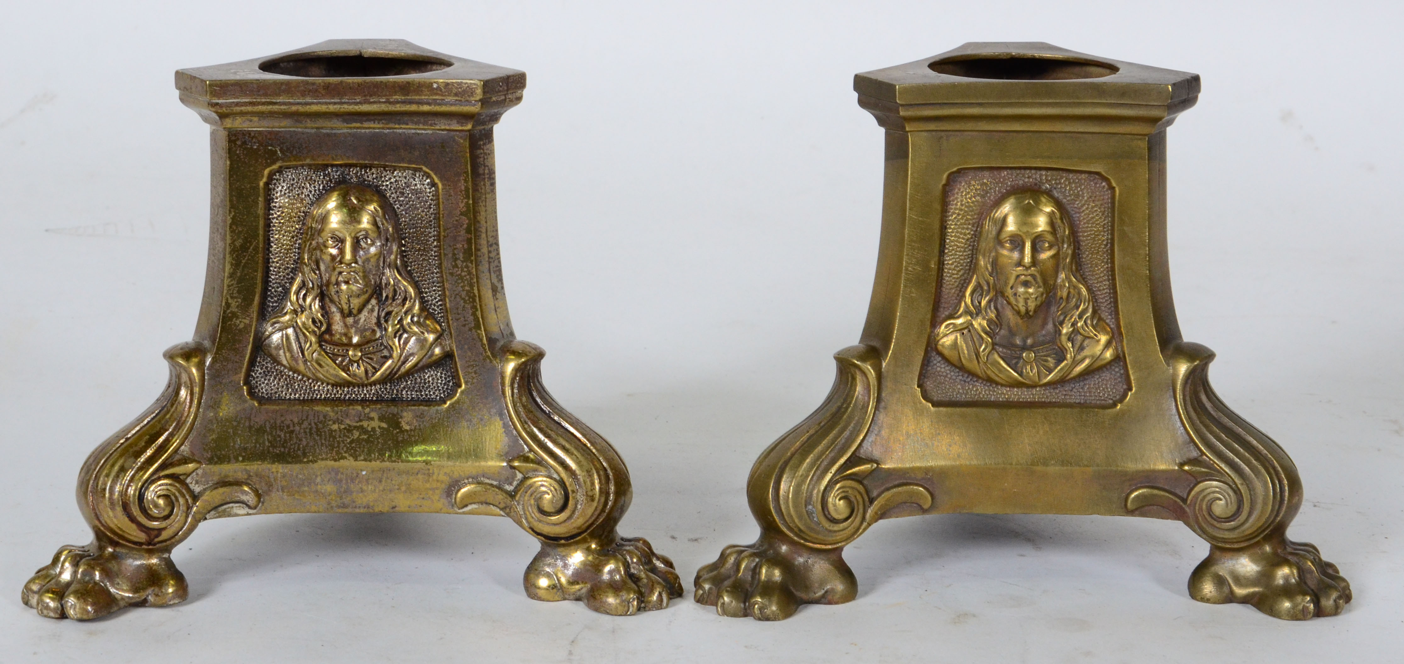 Par de castiçais de bronze com pés em garras e figuras sacras em... - foto 1 de 3