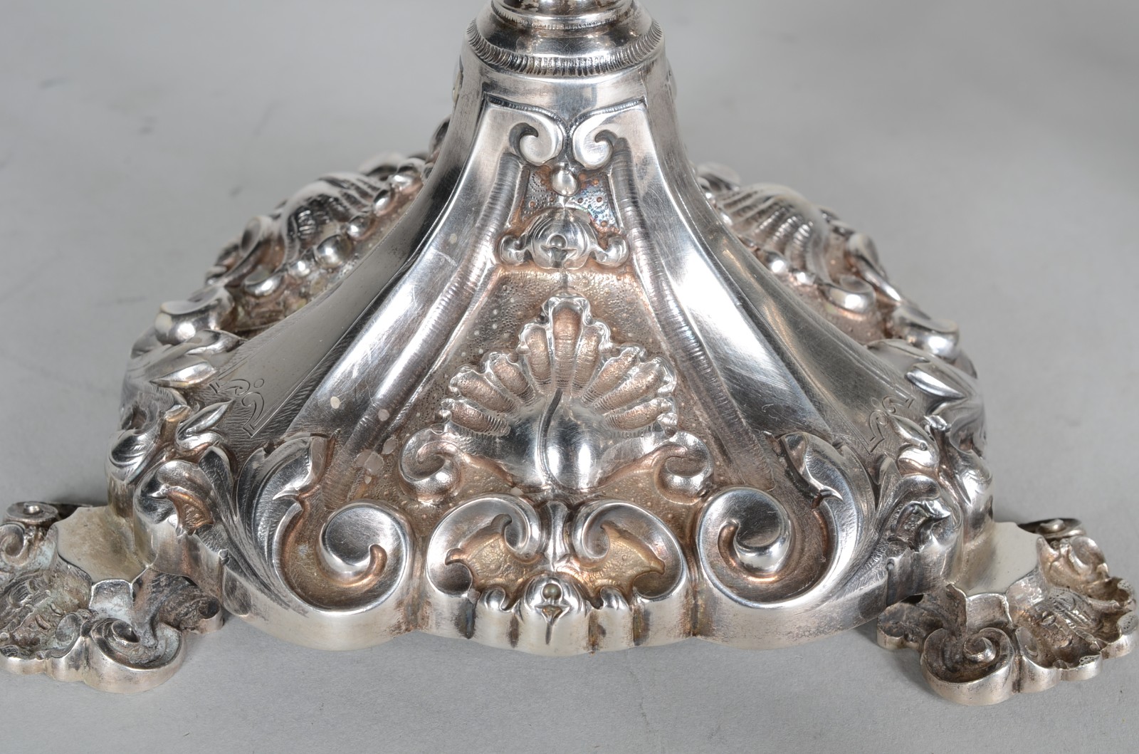 Par de candelabros de prata contrastada para 3 velas cada, pés em... - foto 7 de 10