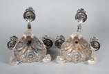 Par de candelabros de prata contrastada para 3 ... - Par de candelabros de prata contrastada para 3 velas cada, pés em forma de concheados. Peso da prata: 1280 g. (Por motivos de segurança a peça n...