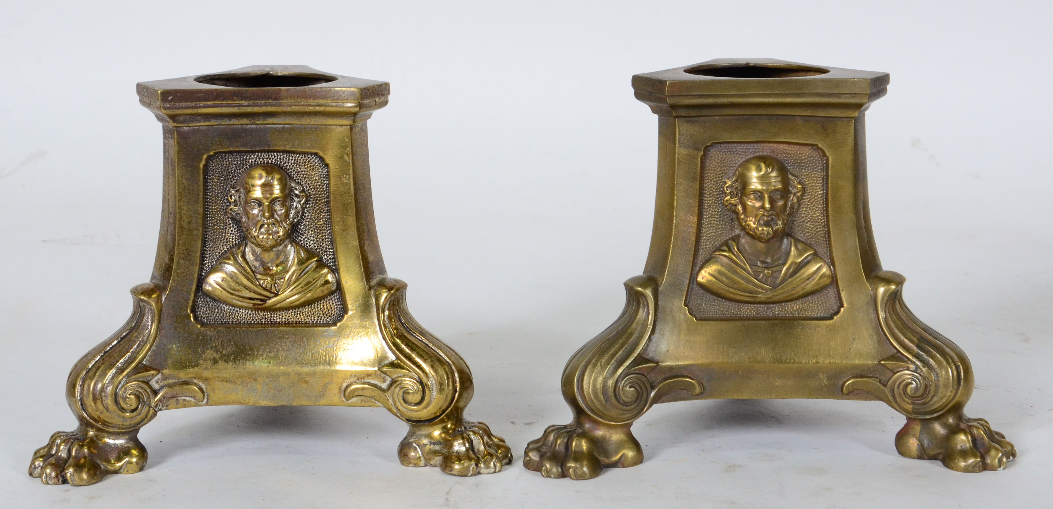 Par de castiçais de bronze com pés em garras e figuras sacras em... - foto 2 de 3