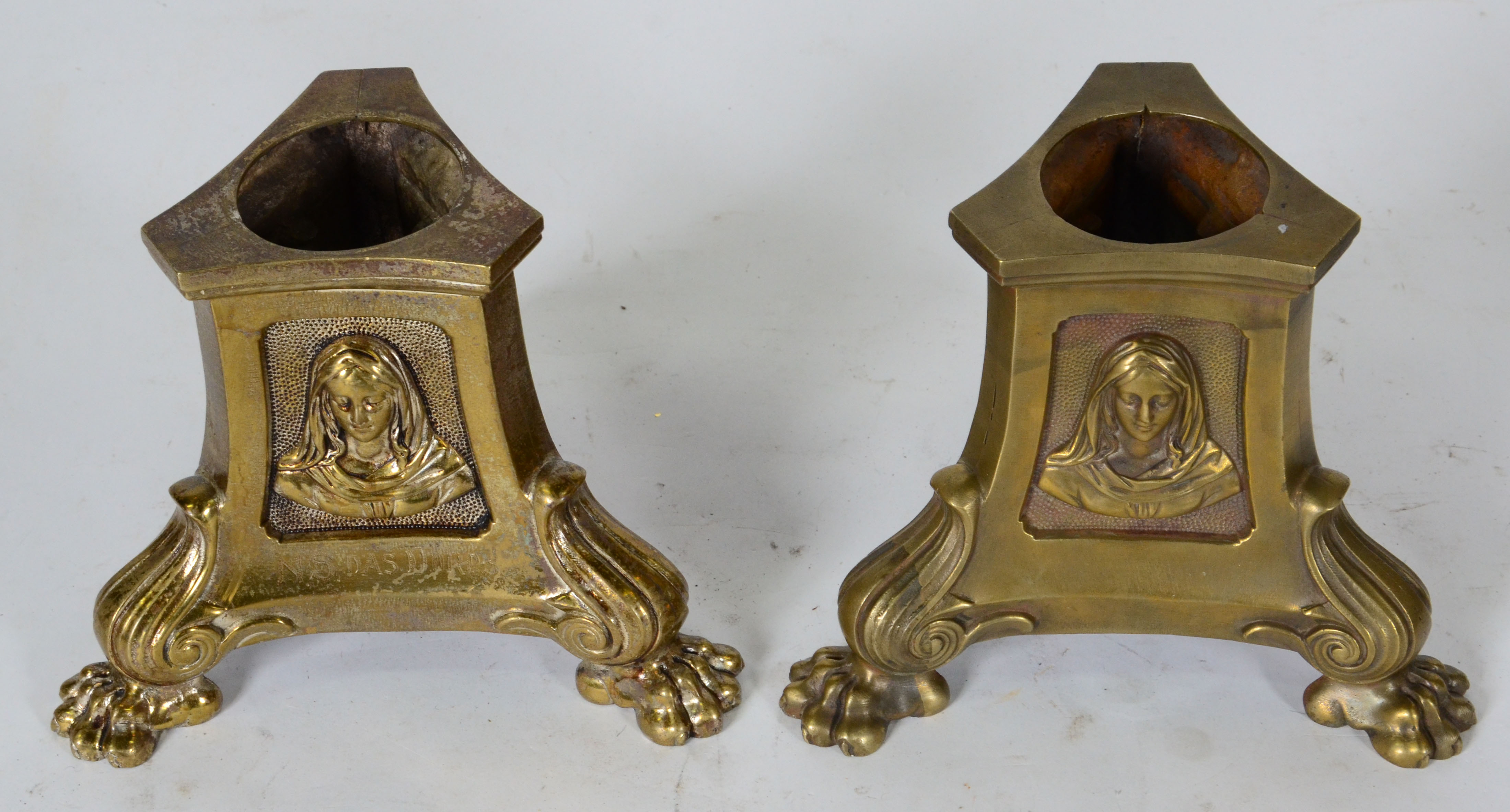 Par de castiçais de bronze com pés em garras e figuras sacras em... - foto 3 de 3