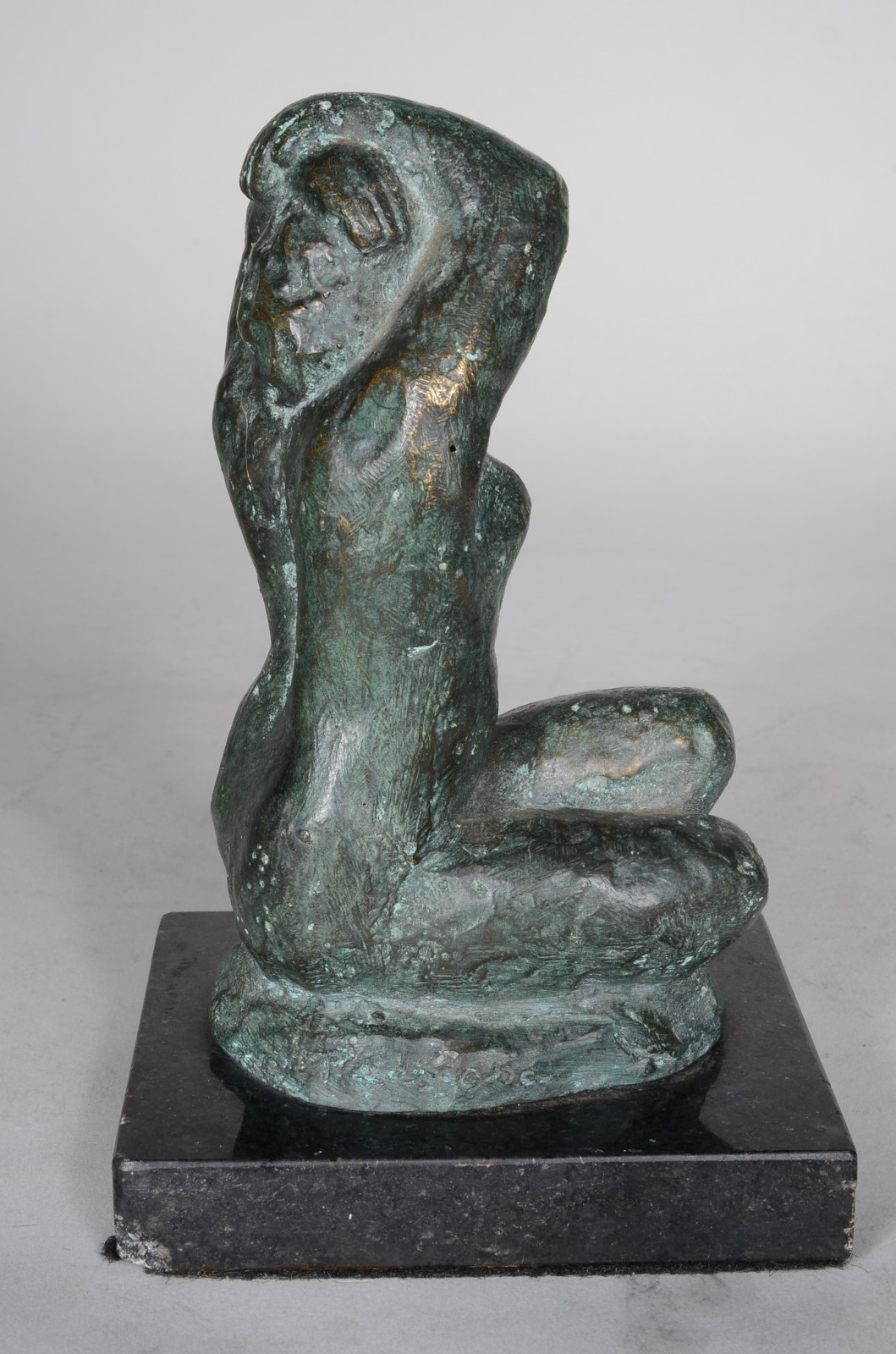 Escultura de bronze patinado, base de mármore, assinada. - foto 3 de 8