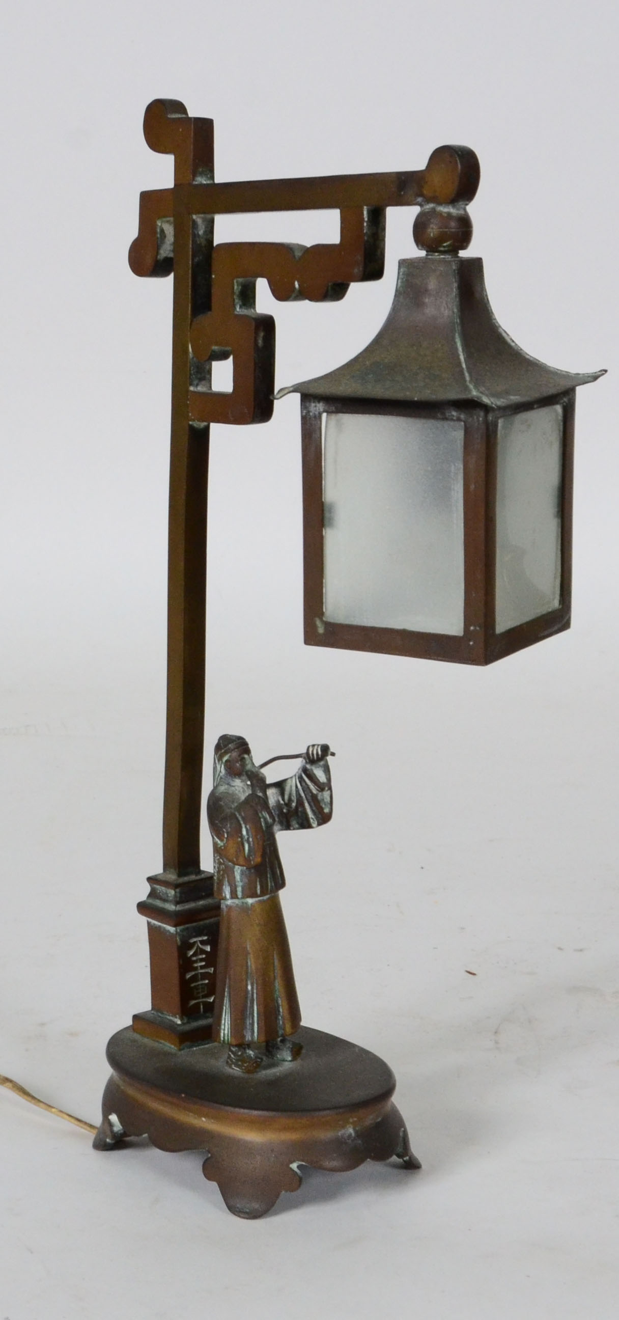 Pequena luminária chinesa de bronze. (faltando um vidro) - foto 2 de 3
