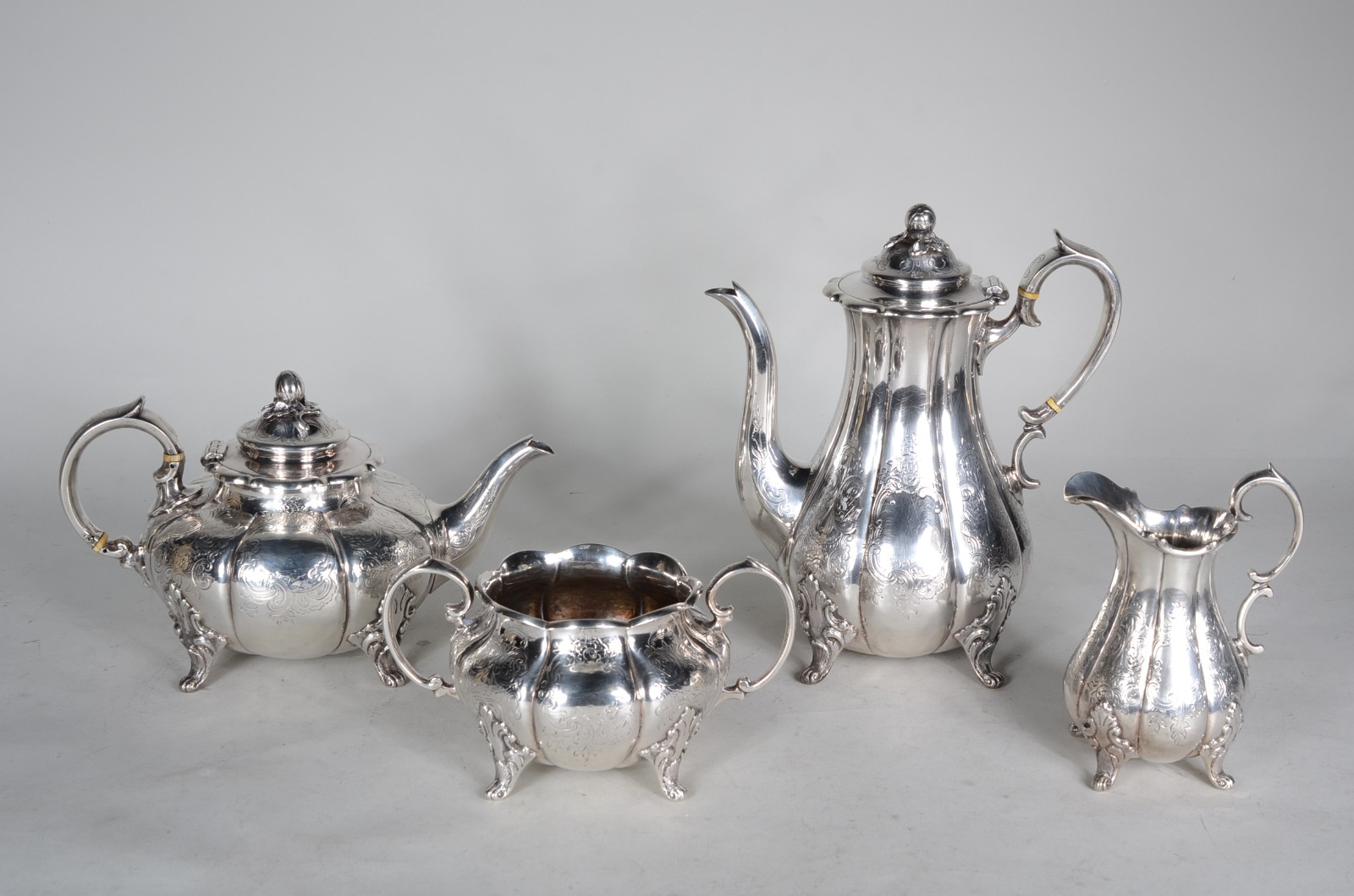 Baixela para chá e café de prata inglesa contrastada, composta de... - foto 1 de 11