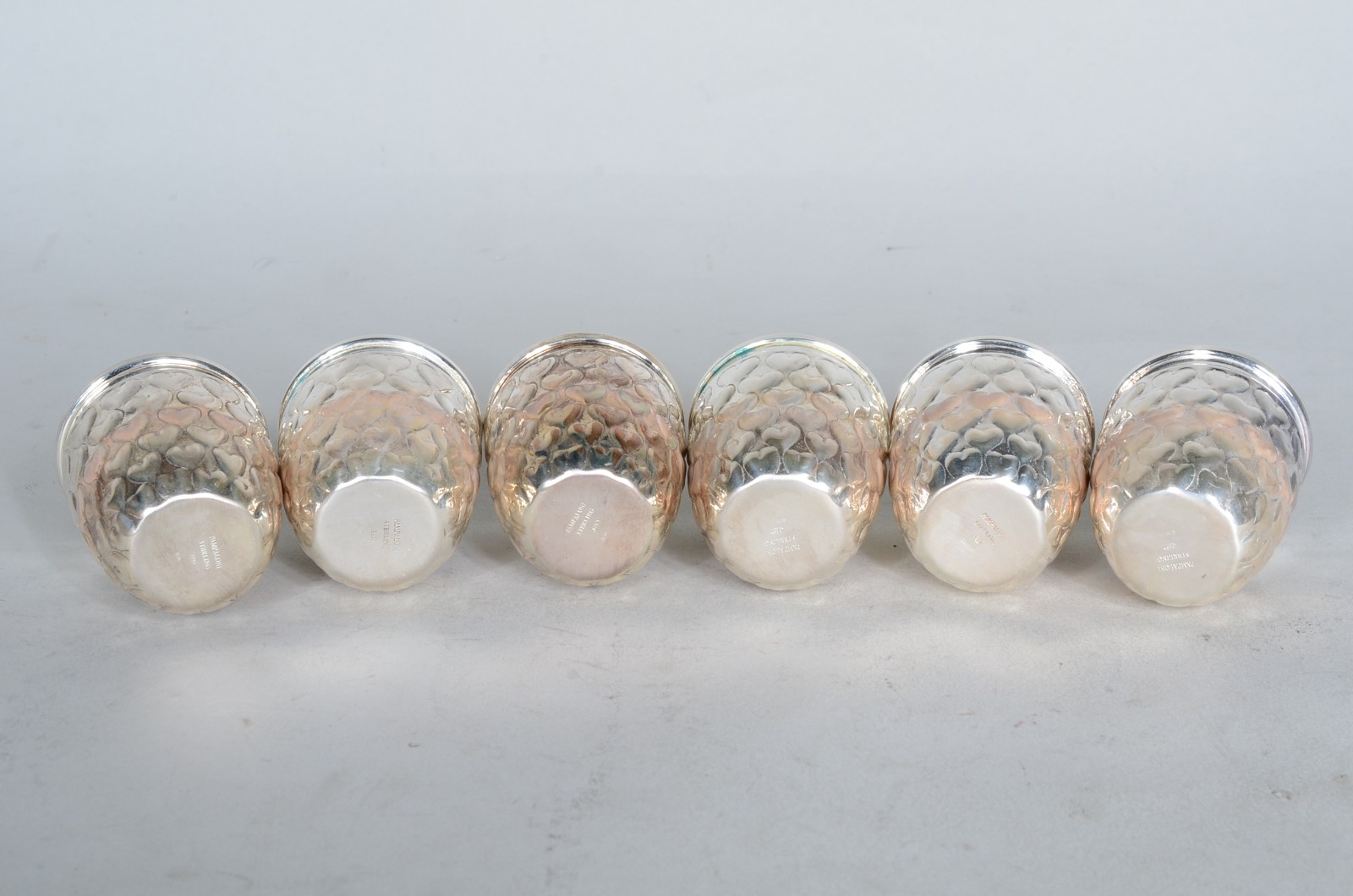 Conjunto com 6 copinhos para licor de prata, contraste Sterling 925... - foto 5 de 6