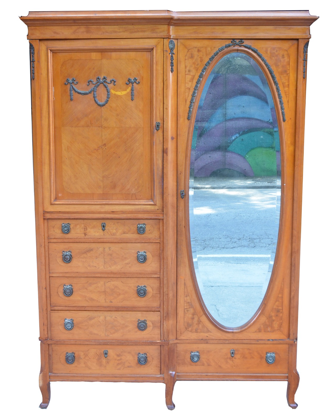 Armário de madeira nobre com uma porta tendo espelho oval na frente e... - foto 2 de 9