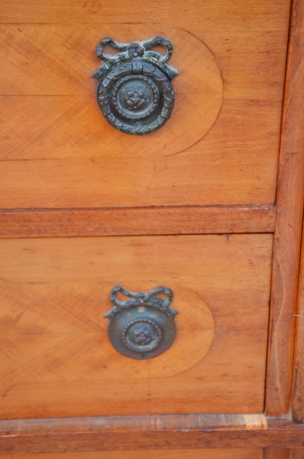 Armário de madeira nobre com uma porta tendo espelho oval na frente e... - foto 5 de 9