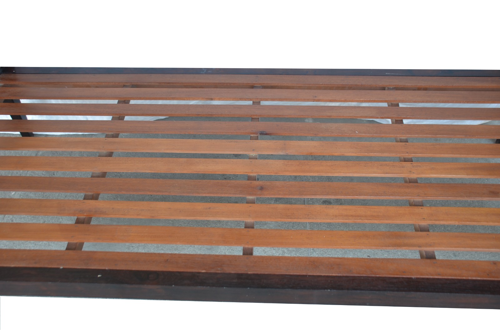Namoradeira/cama de madeira nobre, assento só com estrado. - foto 3 de 4