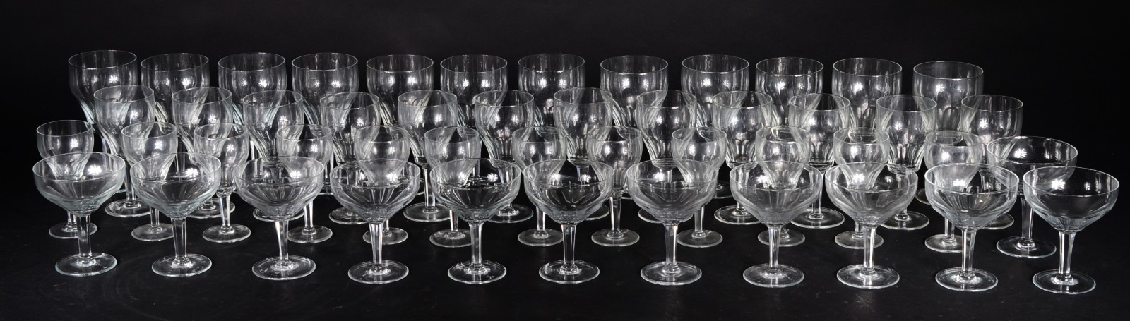 Serviço de cristal facetado, composto de: 12 taças para vinho tinto... - foto 1 de 6