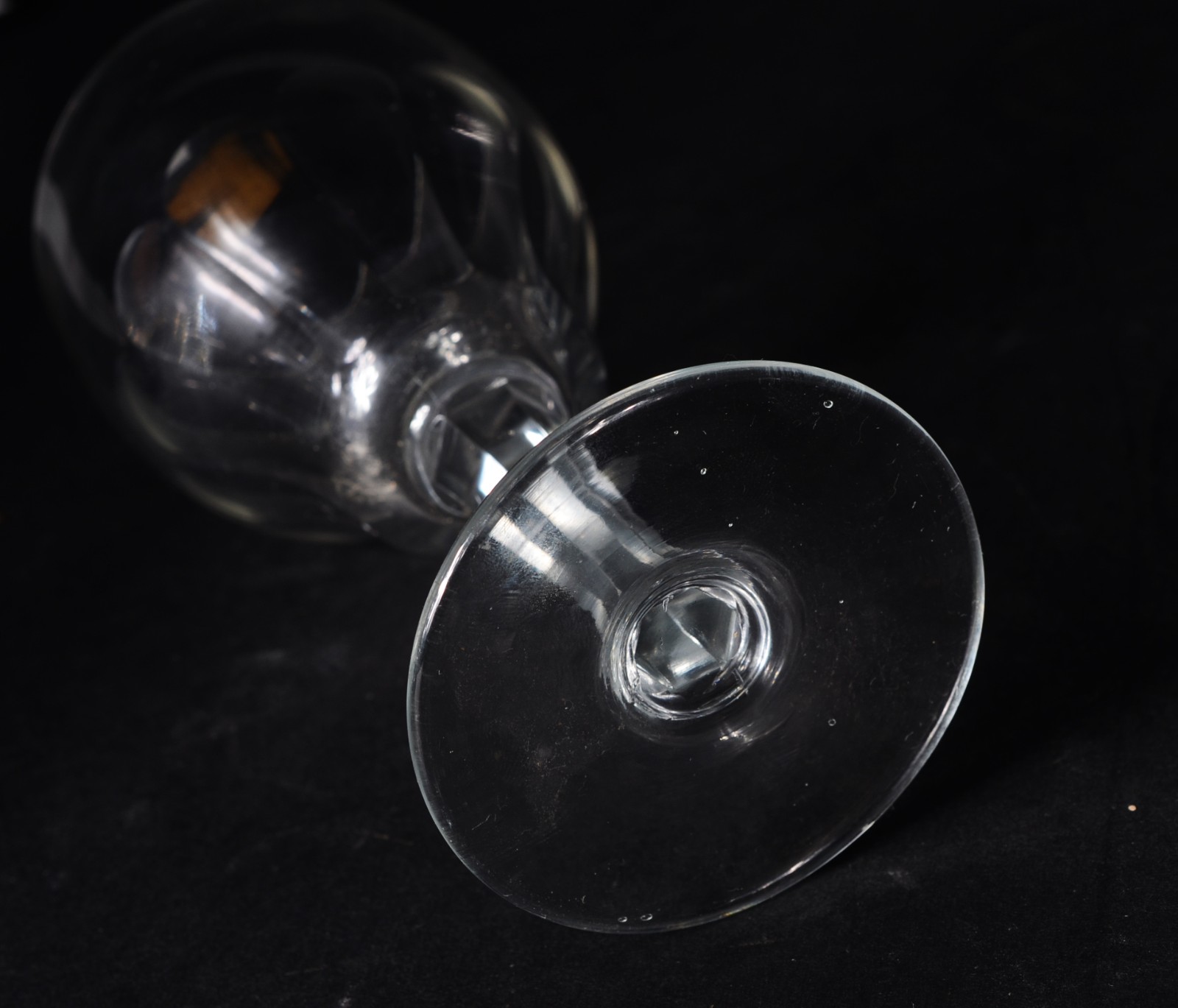 Serviço de cristal facetado, composto de: 12 taças para vinho tinto... - foto 6 de 6