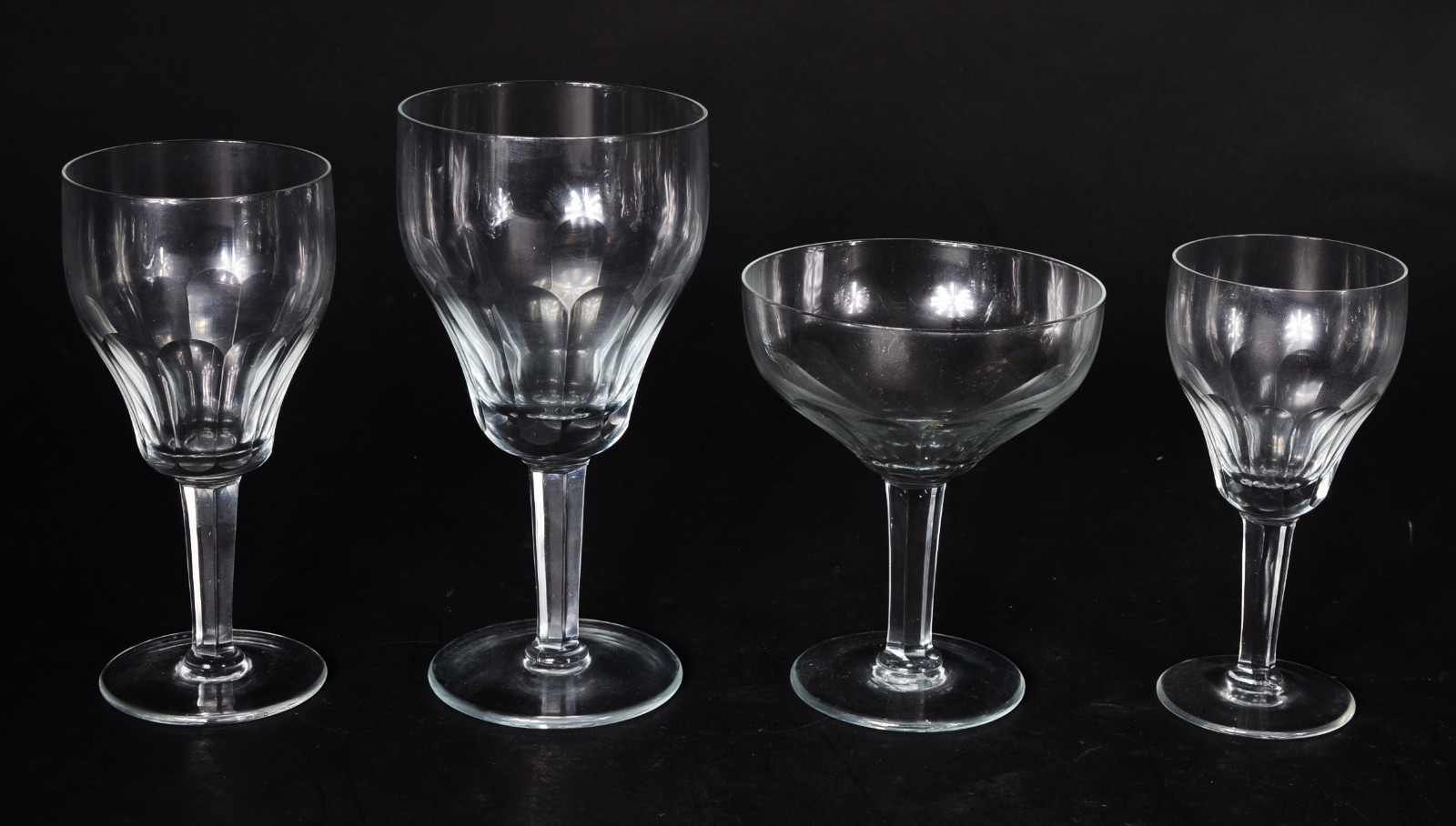 Serviço de cristal facetado, composto de: 12 taças para vinho tinto... - foto 2 de 6
