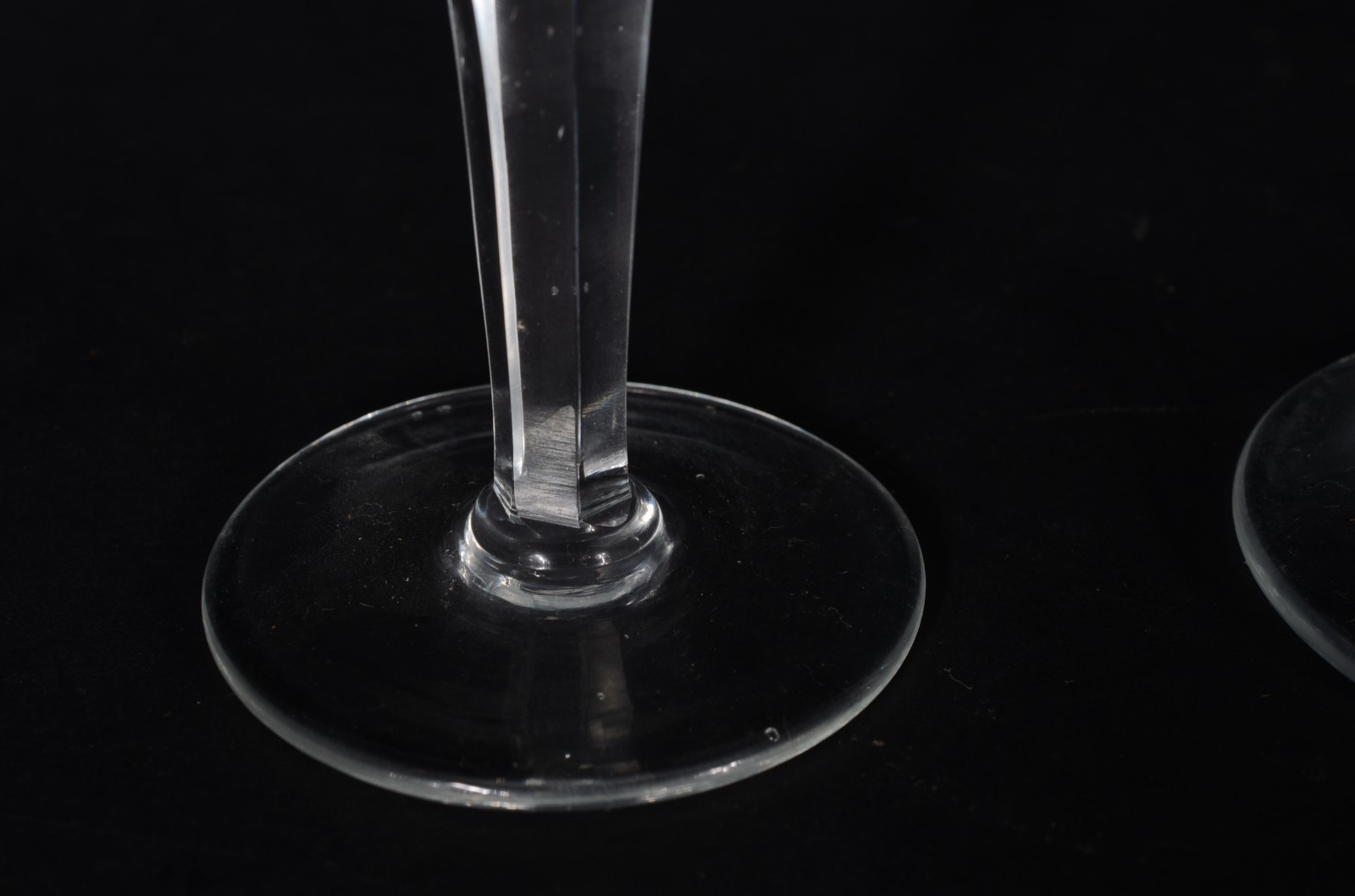 Serviço de cristal facetado, composto de: 12 taças para vinho tinto... - foto 3 de 6