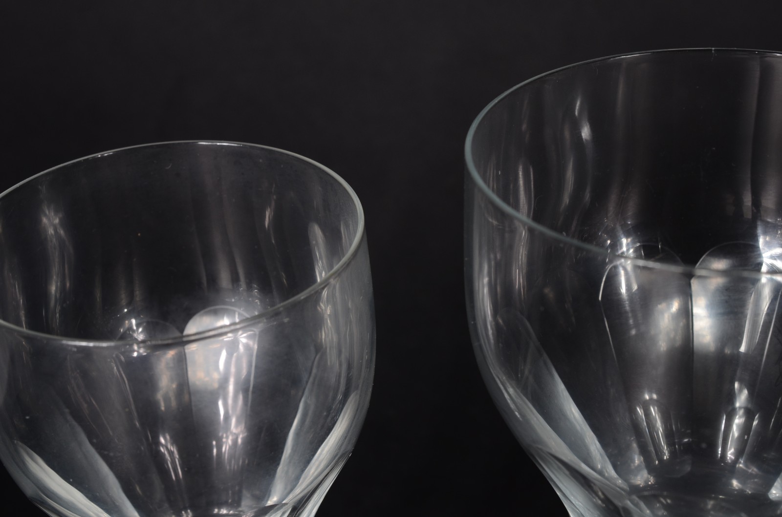 Serviço de cristal facetado, composto de: 12 taças para vinho tinto... - foto 4 de 6