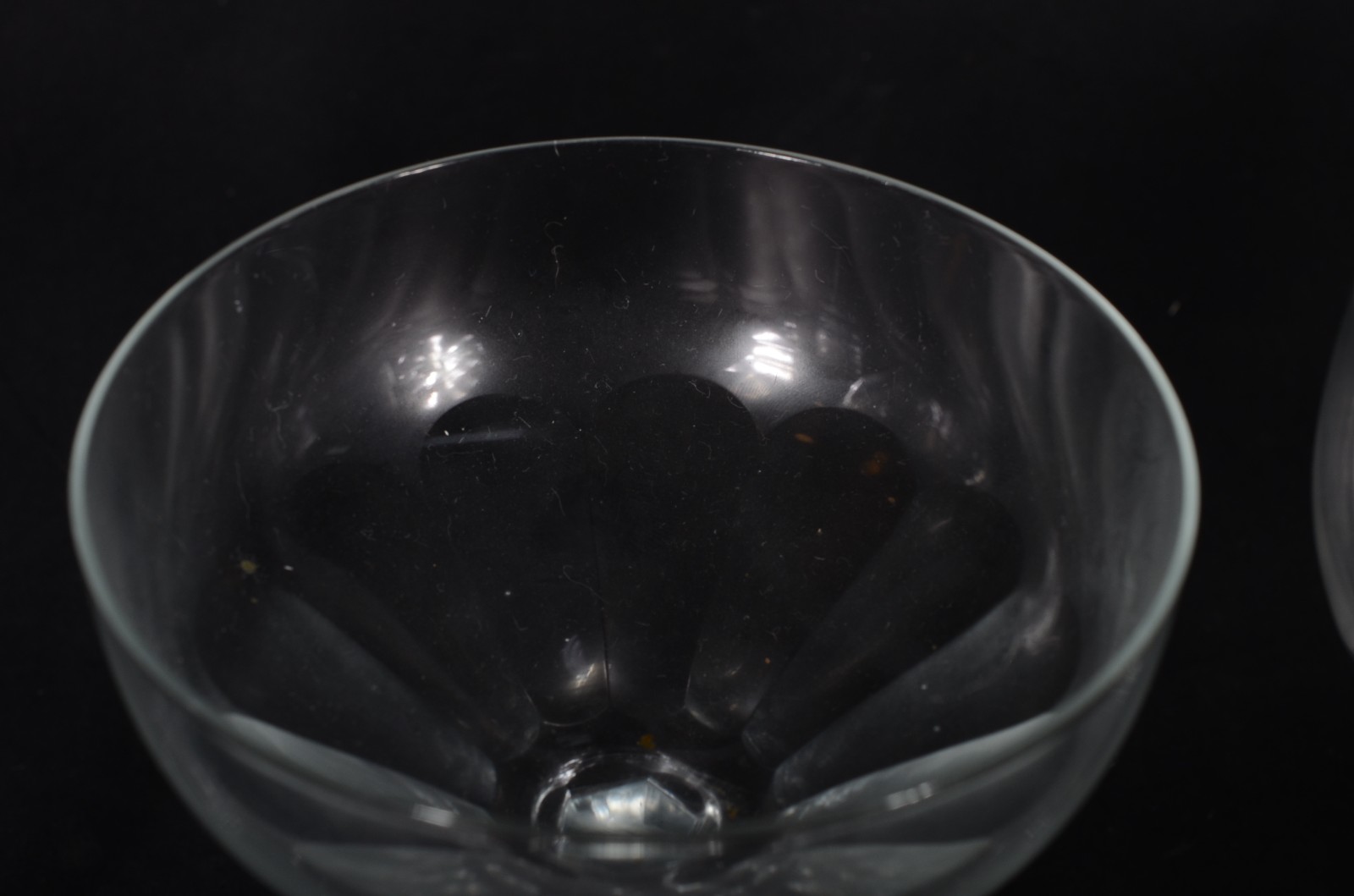 Serviço de cristal facetado, composto de: 12 taças para vinho tinto... - foto 5 de 6