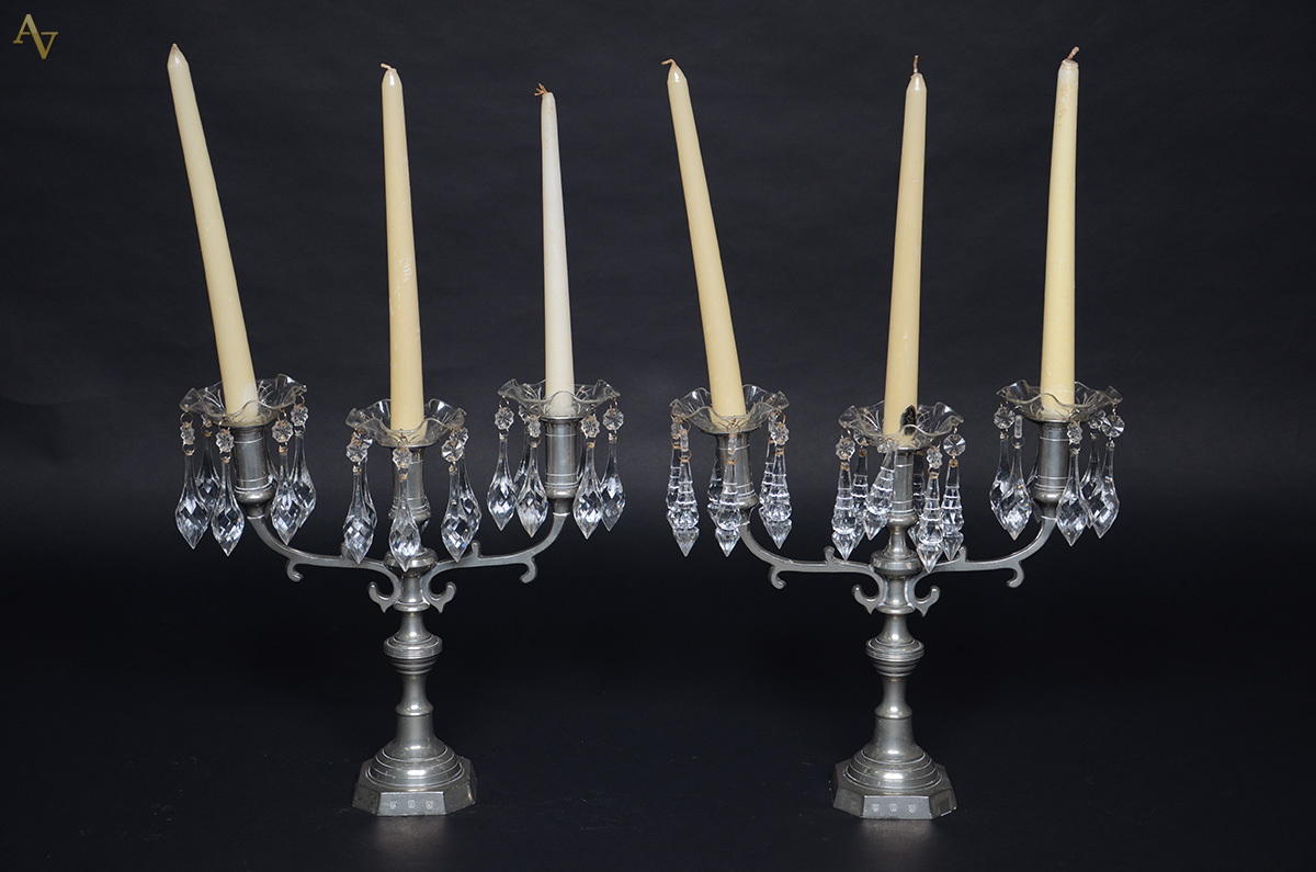 Par de candelabros de estanho com bobeches plásticas, para 3 velas...