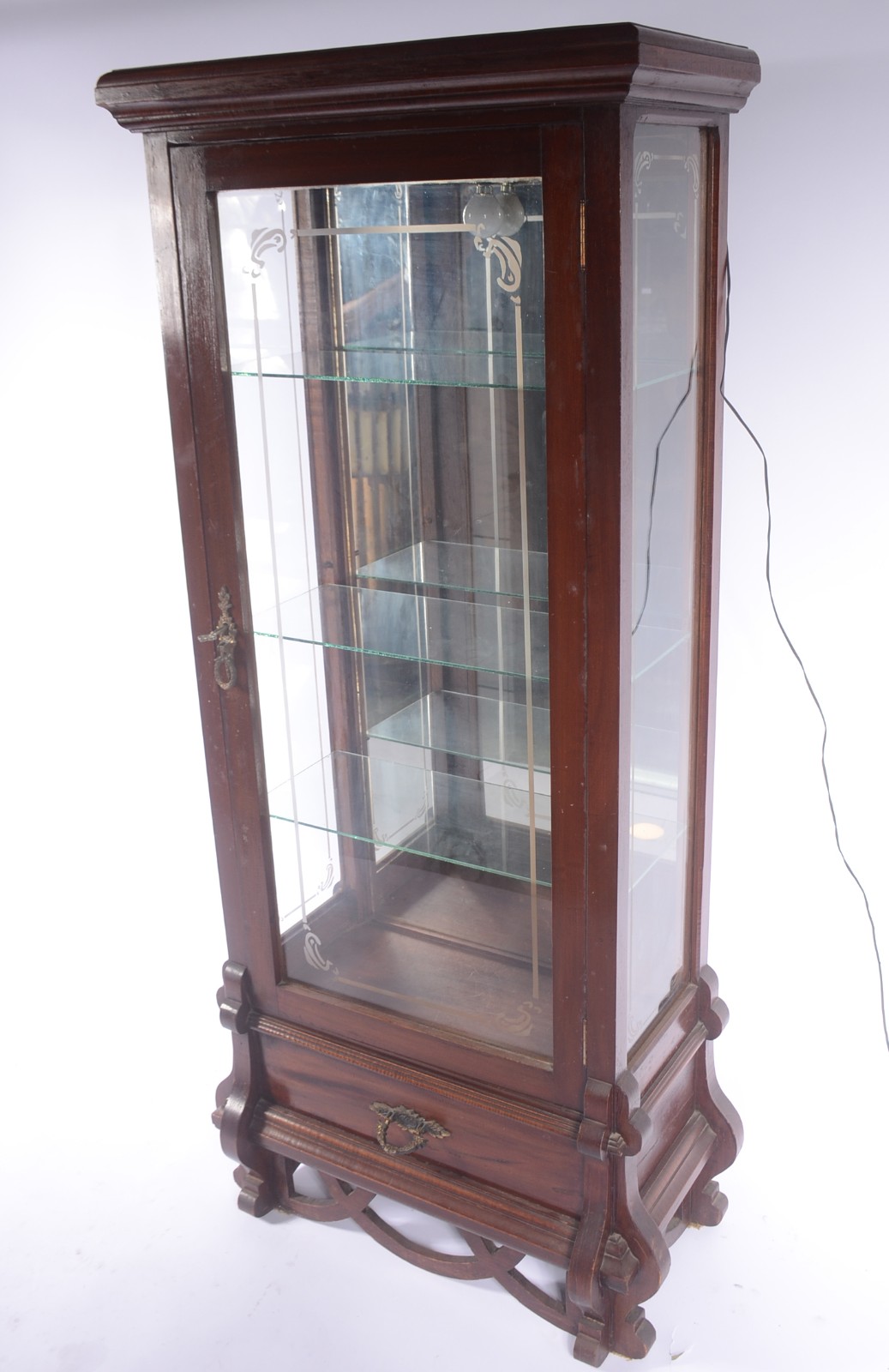 Vitrine de madeira nobre com porta, laterais de vidro e prateleiras... - foto 1 de 5