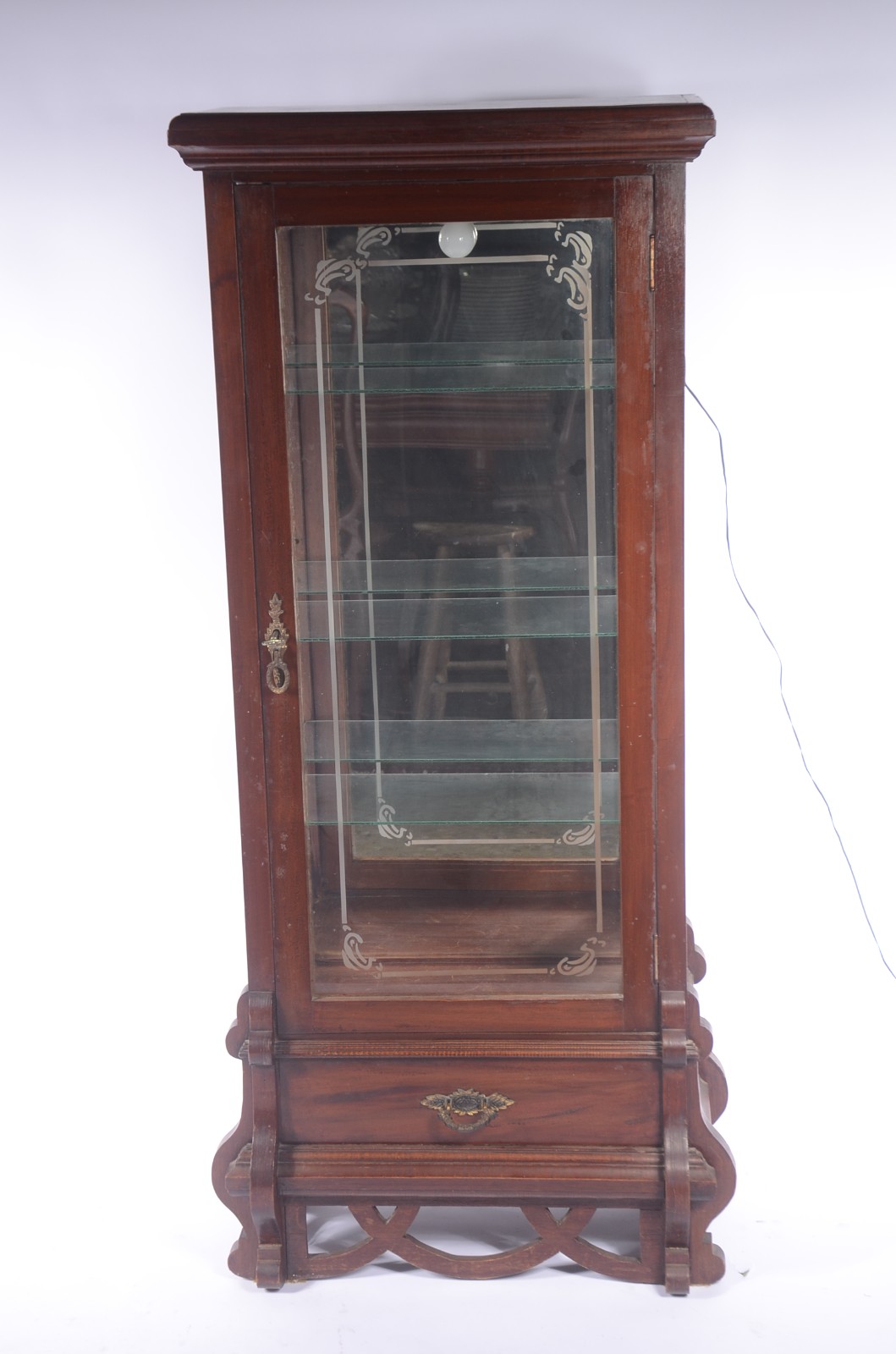 Vitrine de madeira nobre com porta, laterais de vidro e prateleiras... - foto 2 de 5