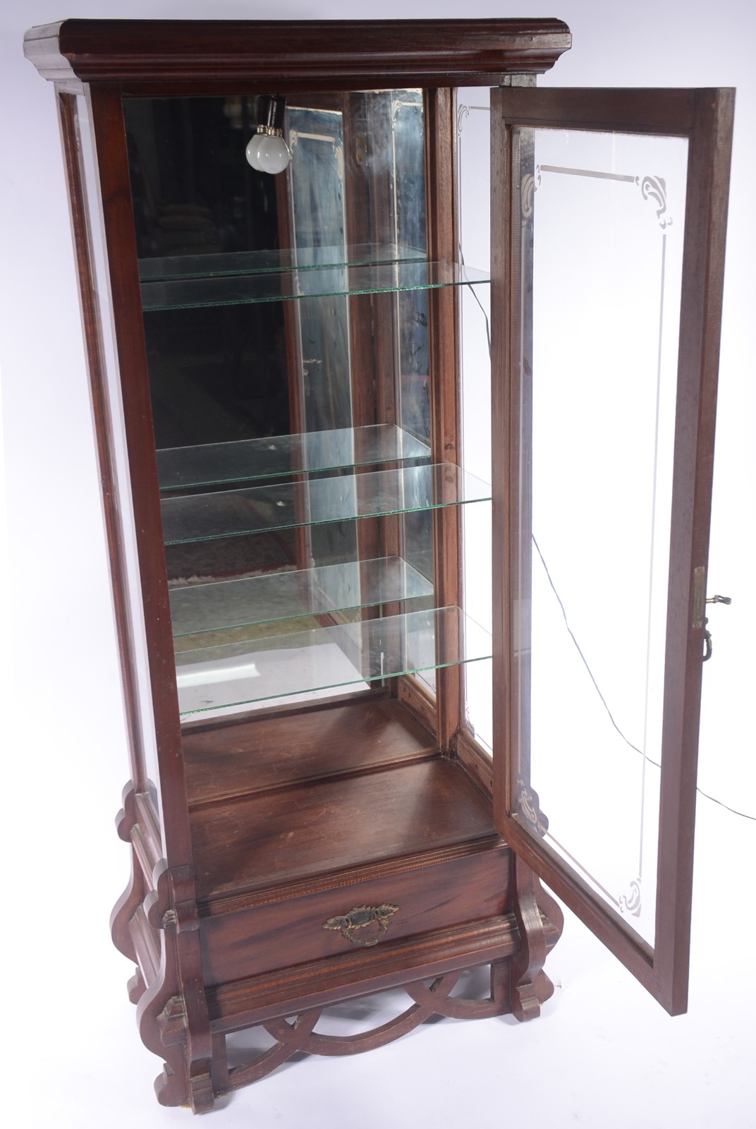 Vitrine de madeira nobre com porta, laterais de vidro e prateleiras... - foto 3 de 5