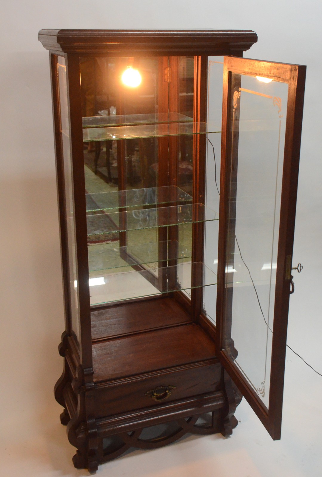Vitrine de madeira nobre com porta, laterais de vidro e prateleiras... - foto 4 de 5