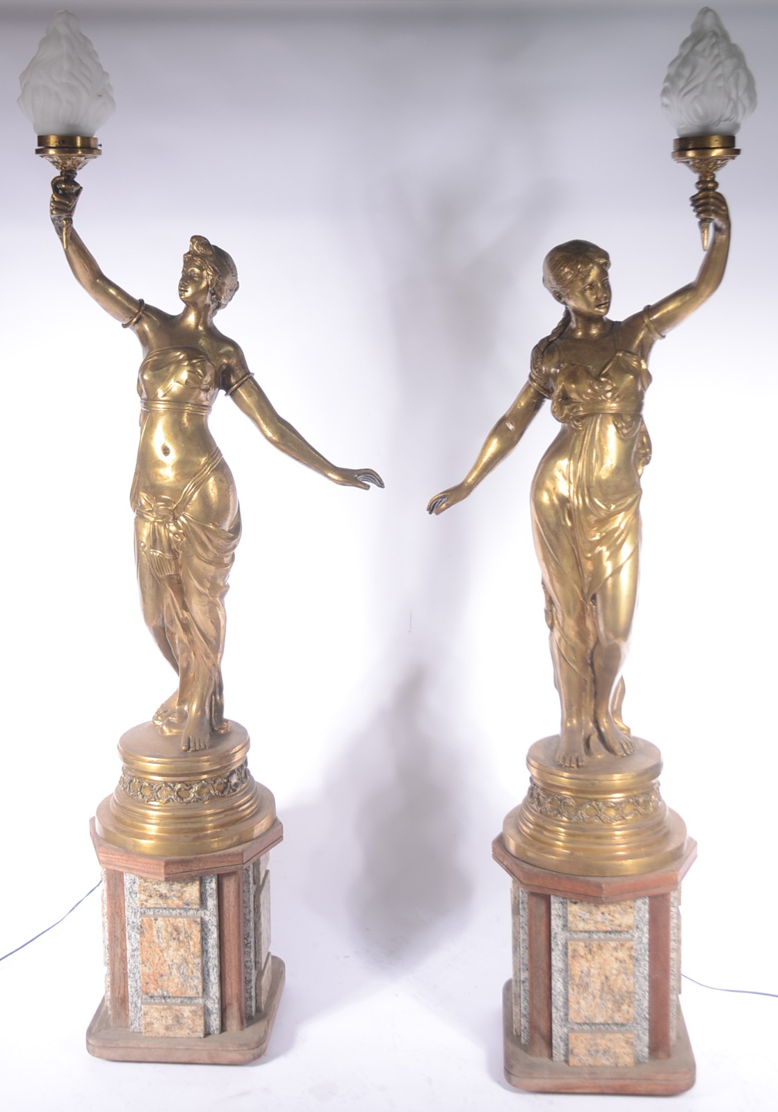 Par de grandes esculturas/luminárias de metal dourado, representando... - foto 1 de 9