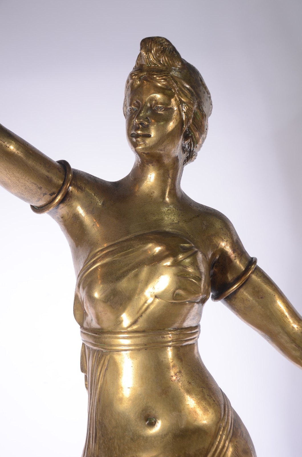 Par de grandes esculturas/luminárias de metal dourado, representando... - foto 4 de 9