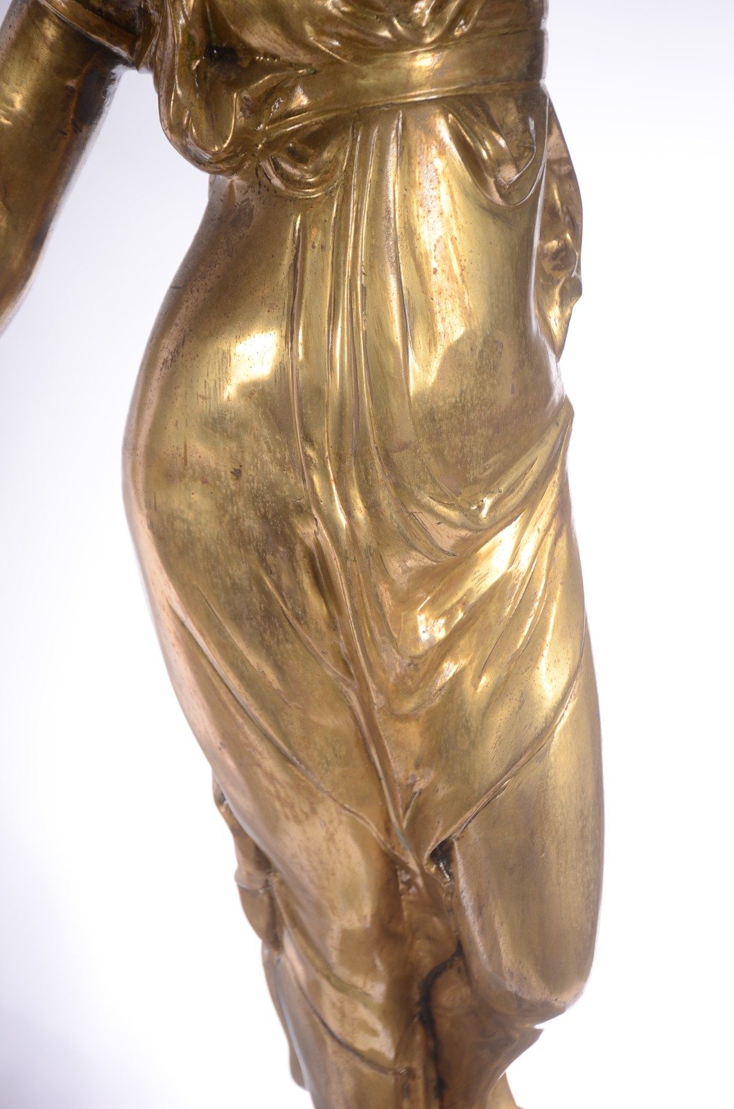 Par de grandes esculturas/luminárias de metal dourado, representando... - foto 5 de 9