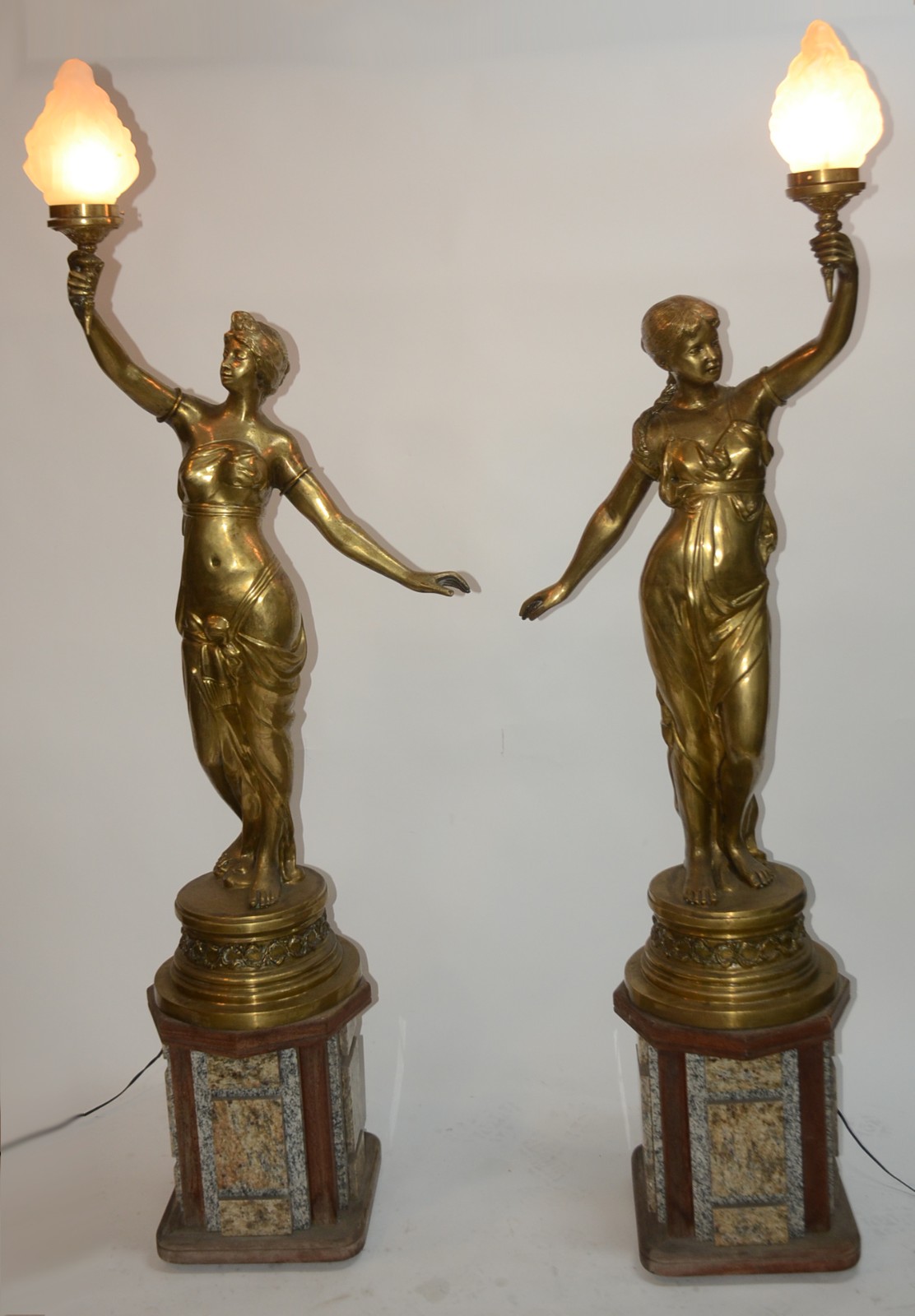 Par de grandes esculturas/luminárias de metal dourado, representando... - foto 2 de 9