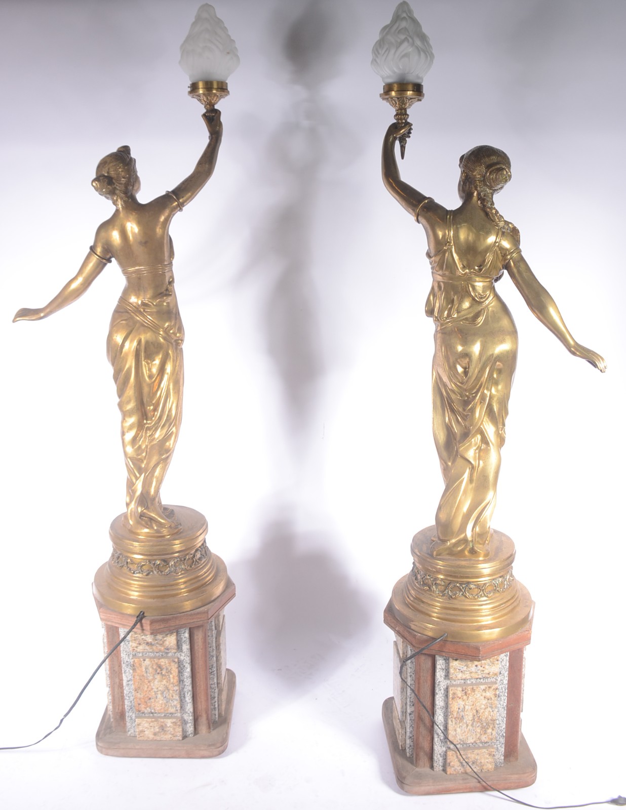 Par de grandes esculturas/luminárias de metal dourado, representando... - foto 8 de 9