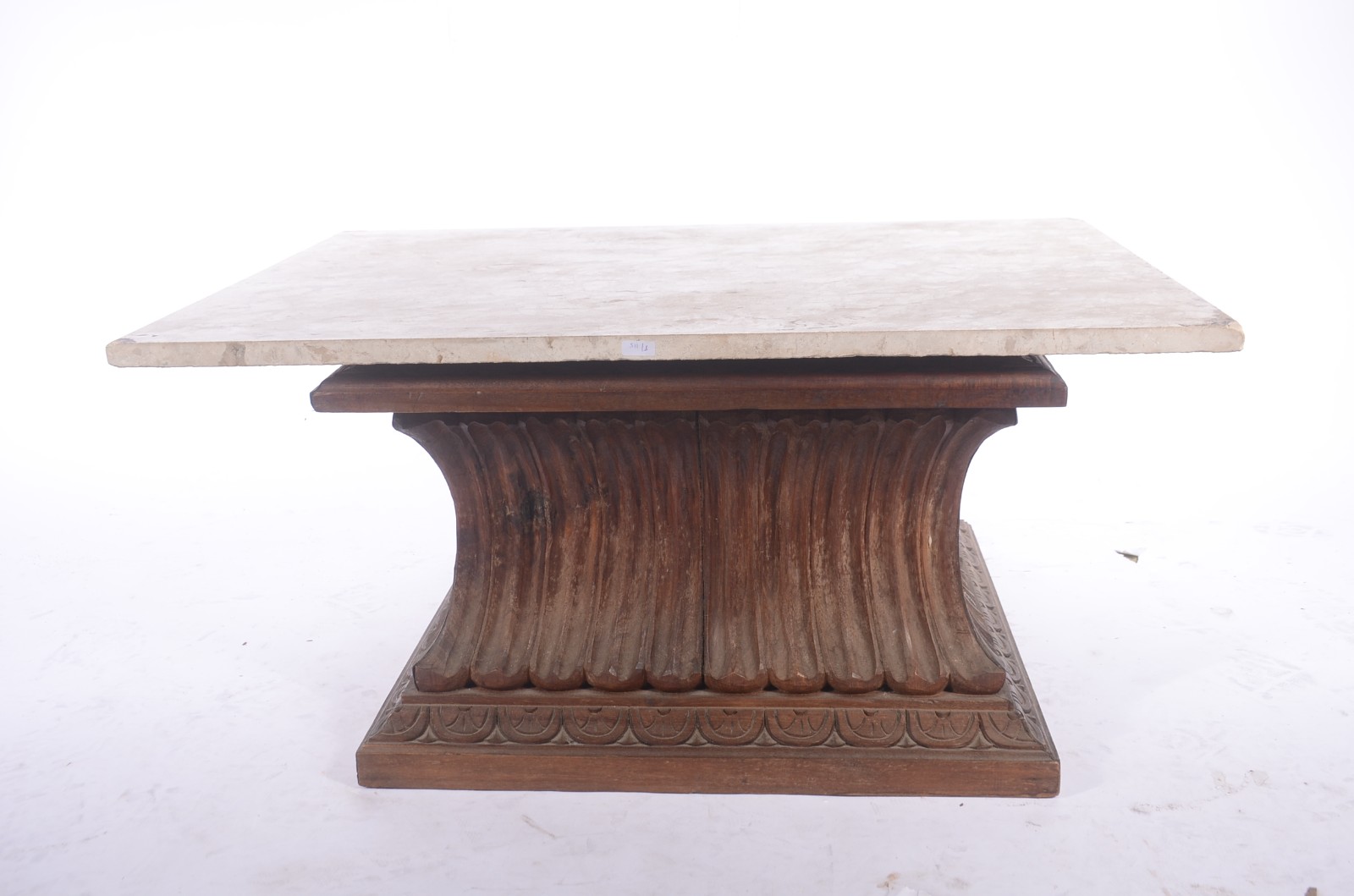 Mesa de centro com base de madeira entalhada e tampo de mármore... - foto 2 de 9