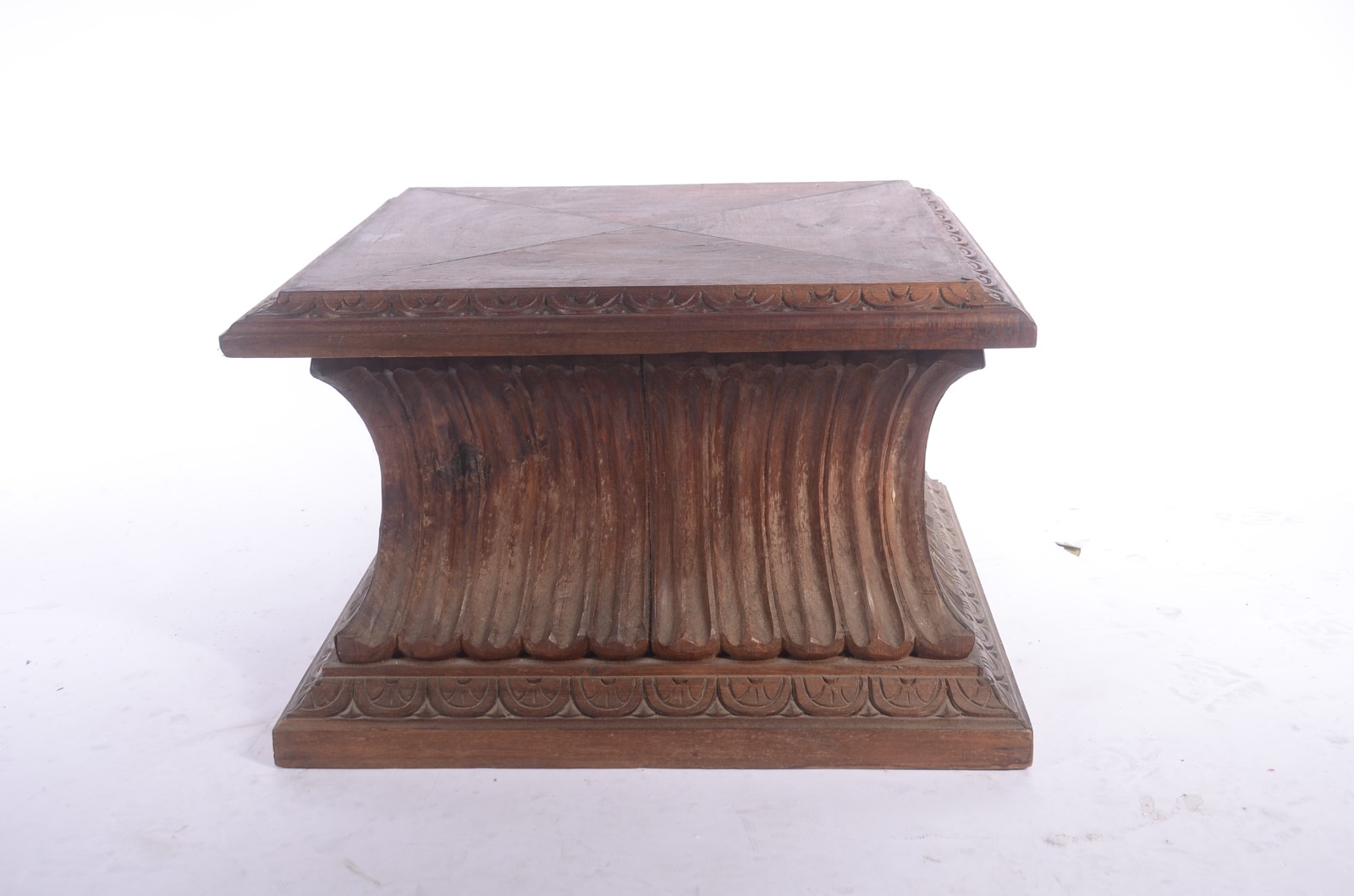 Mesa de centro com base de madeira entalhada e tampo de mármore... - foto 4 de 9
