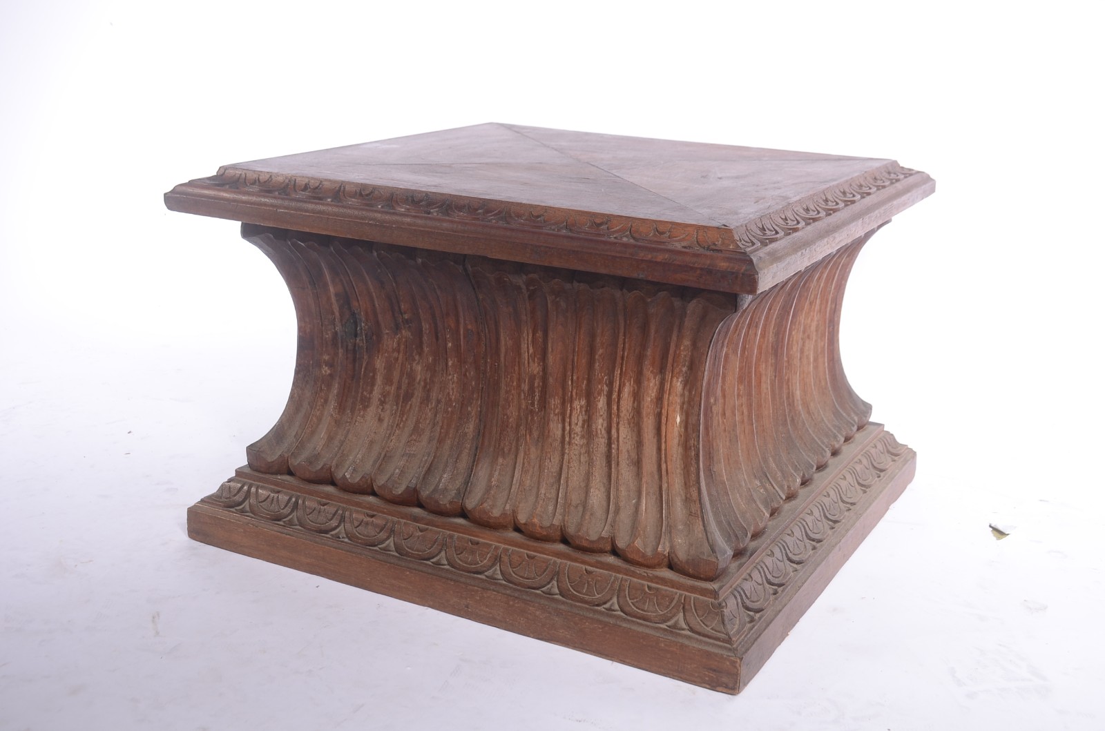 Mesa de centro com base de madeira entalhada e tampo de mármore... - foto 5 de 9